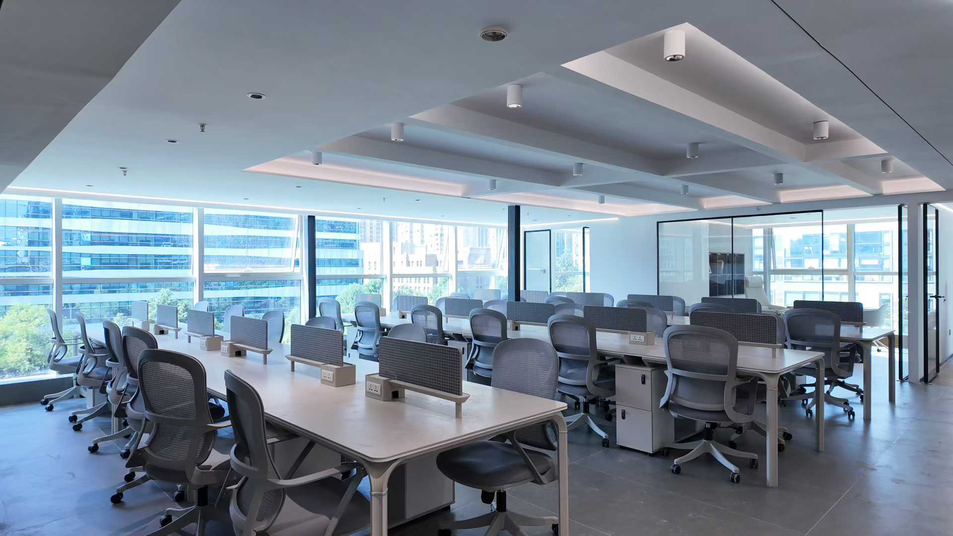 天府三街地铁三四百米 24小时空调楼盘 305平 5隔间42工位 双面采光 精装带家具 带共享露天花园 福年广场办公室出租|高新区写字楼|高新区办公室|租小团