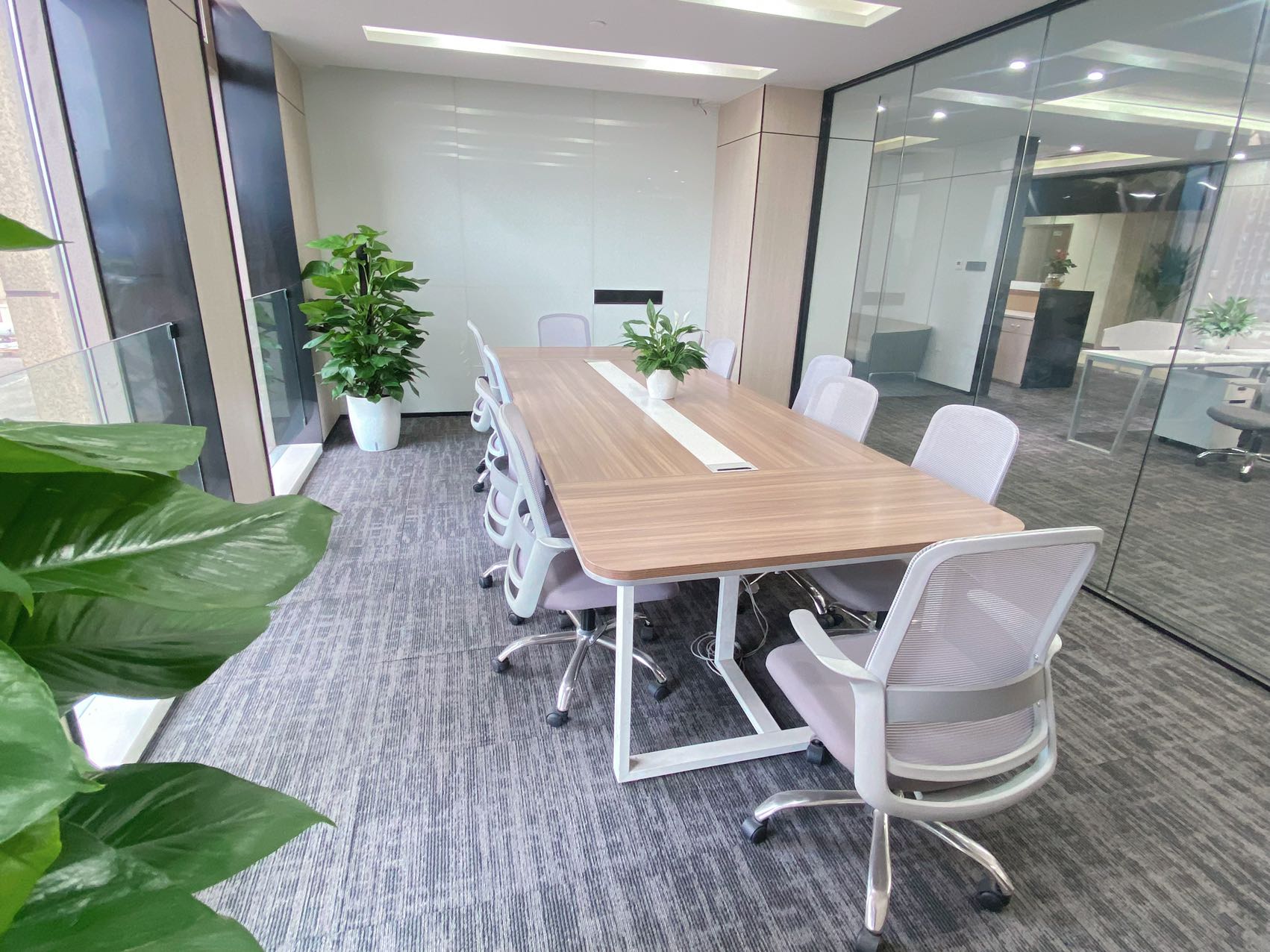 世纪城地铁四五百米 261平方 4隔间24-30工位 大会议室 正对电梯口 首东置业办公室出租