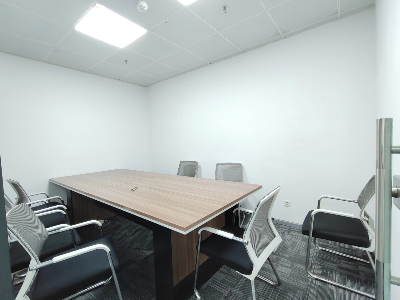 孵化园/金融城精选小面积 104平 3隔间12工位 利用率高 户型方正 24小时空调 中航国际交流中心办公室出租