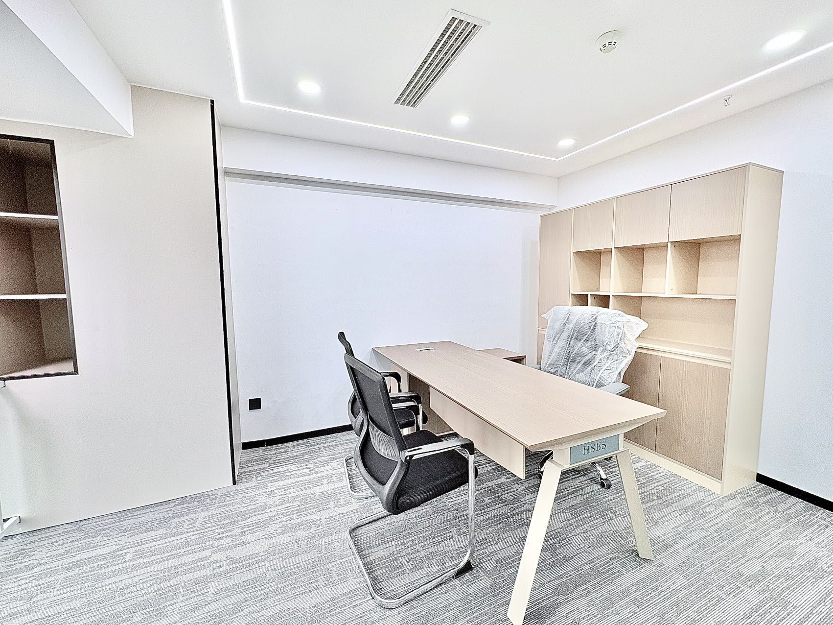 金牛区紧邻荷花池 双地铁口 165平 3隔间12工位 户型方正 大小面积均有 含家具 迈里中心办公室出租