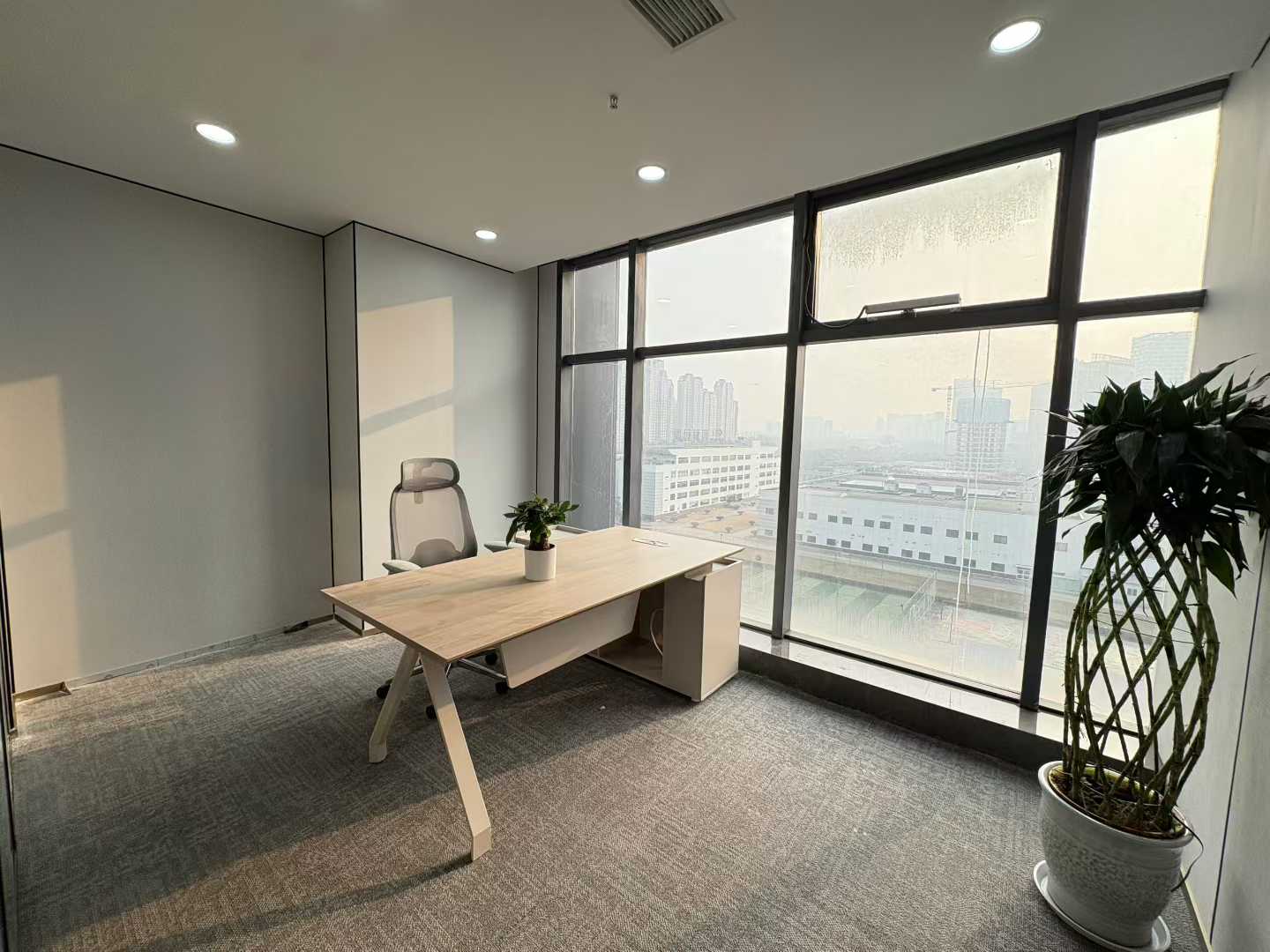 锦江区紧邻火车南站 骨折价出租 189平 4隔间16工位 精装带家具 创世纪广场办公室出租