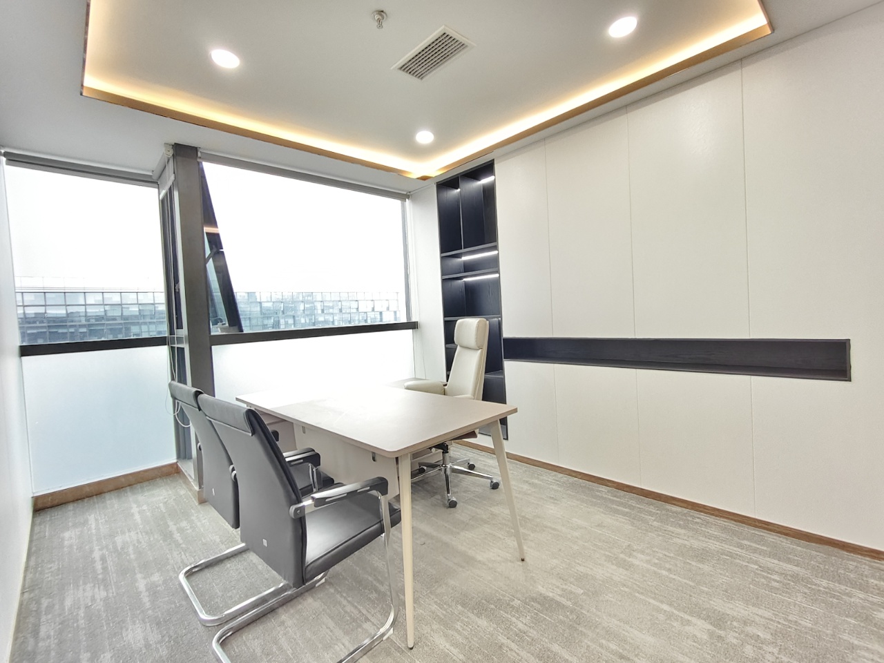 高新地铁甲级楼宇 服务面积311平方 4隔间24工位 高区视野巴适 24小时空调 精装带家具 茂业中心办公室出租