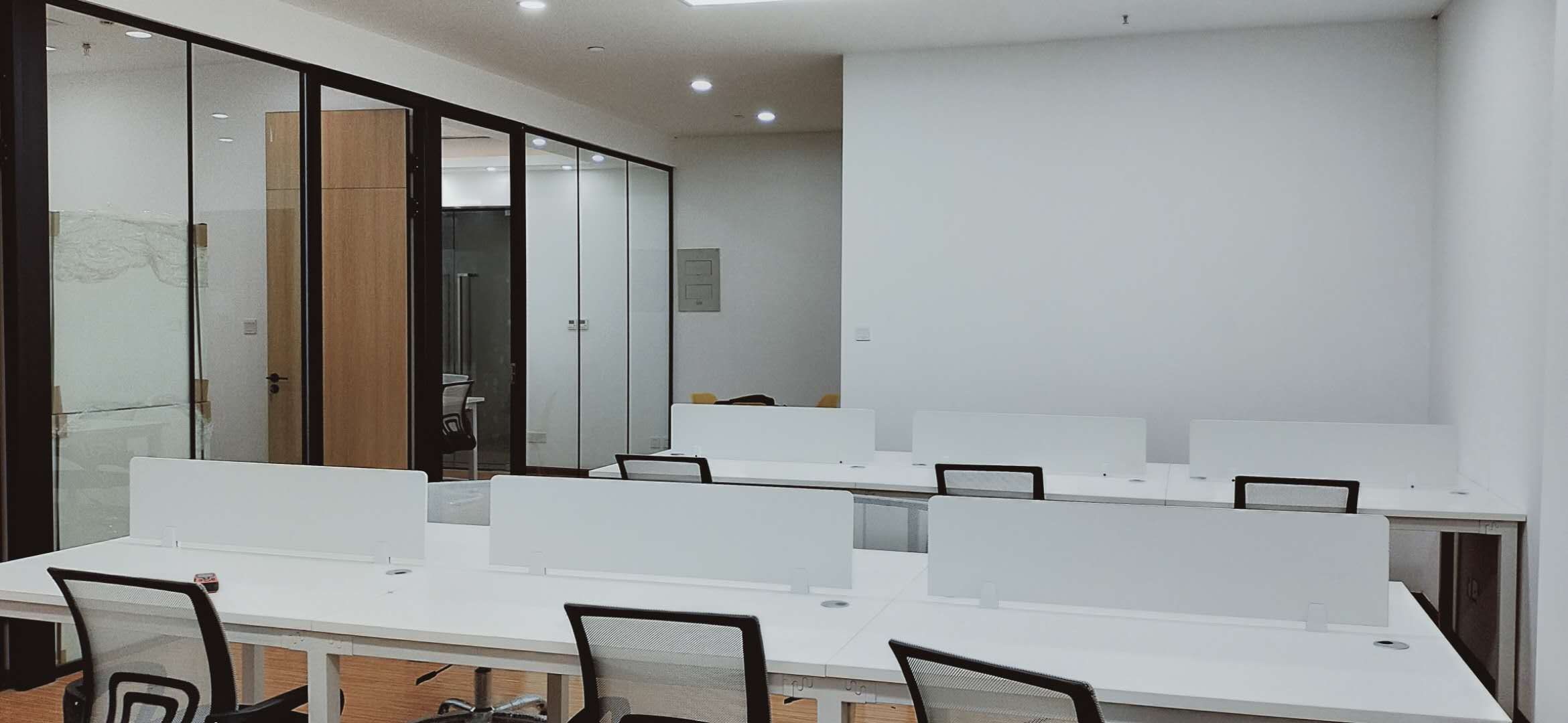 成华区东二环协信中心精装135平办公室 户型方正 精装带家具 采光很好 交通便利