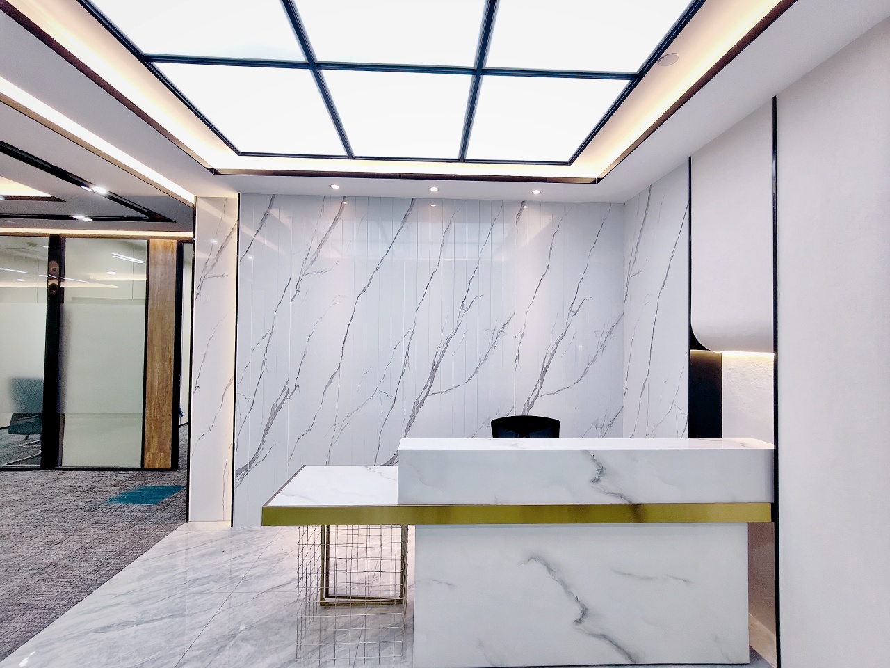 西门青羊区 成都西站地铁口 323平方 6隔间40工位带会议室 双面采光 24小时空调 安格斯恒通办公室出租