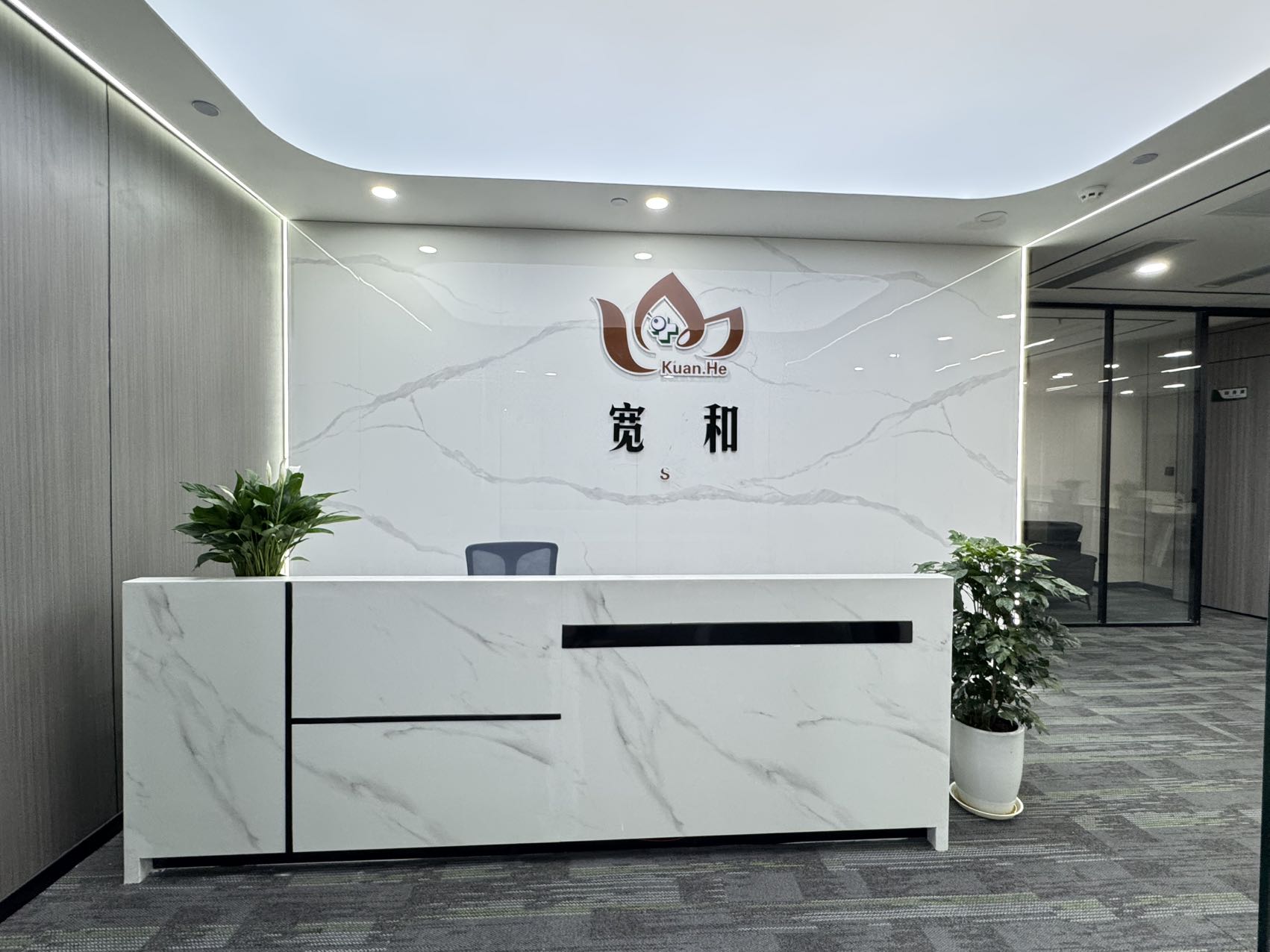 锦江区金石路地铁口 279平方 5隔间24工位 双面采光 无加时费 拎包入住 新希望中鼎国际办公室出租