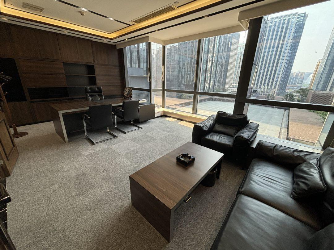 天府二街超甲电梯口户型 大门头昭示性强 335平方 7隔间6工位 60元单价 领地环球金融中心