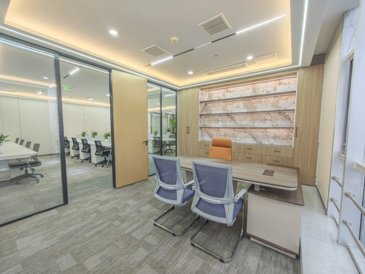 青羊区青羊宫地铁口 235.85平方 4隔间24工位 双面采光 整层打造 户型方正 西南朝向 浣花香大厦办公室出租