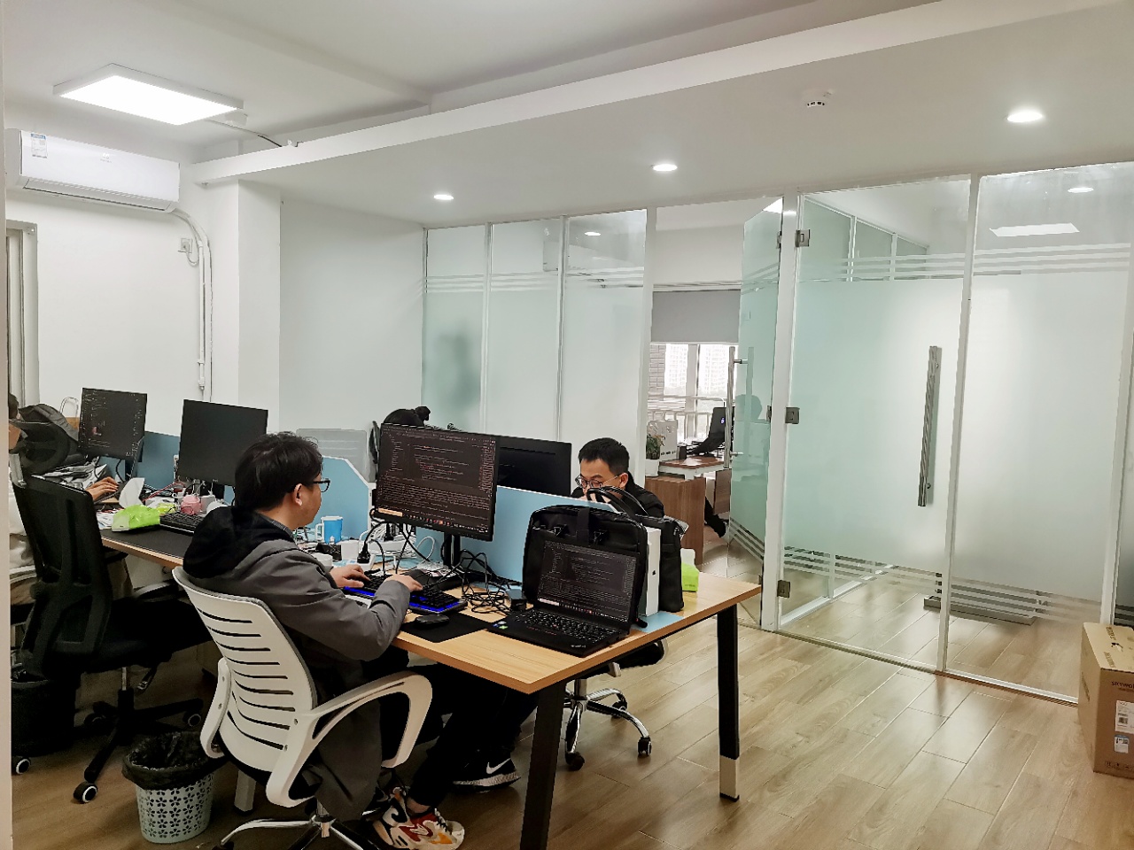创业首选 高新区地铁口天府新谷精装64平小面积办公室