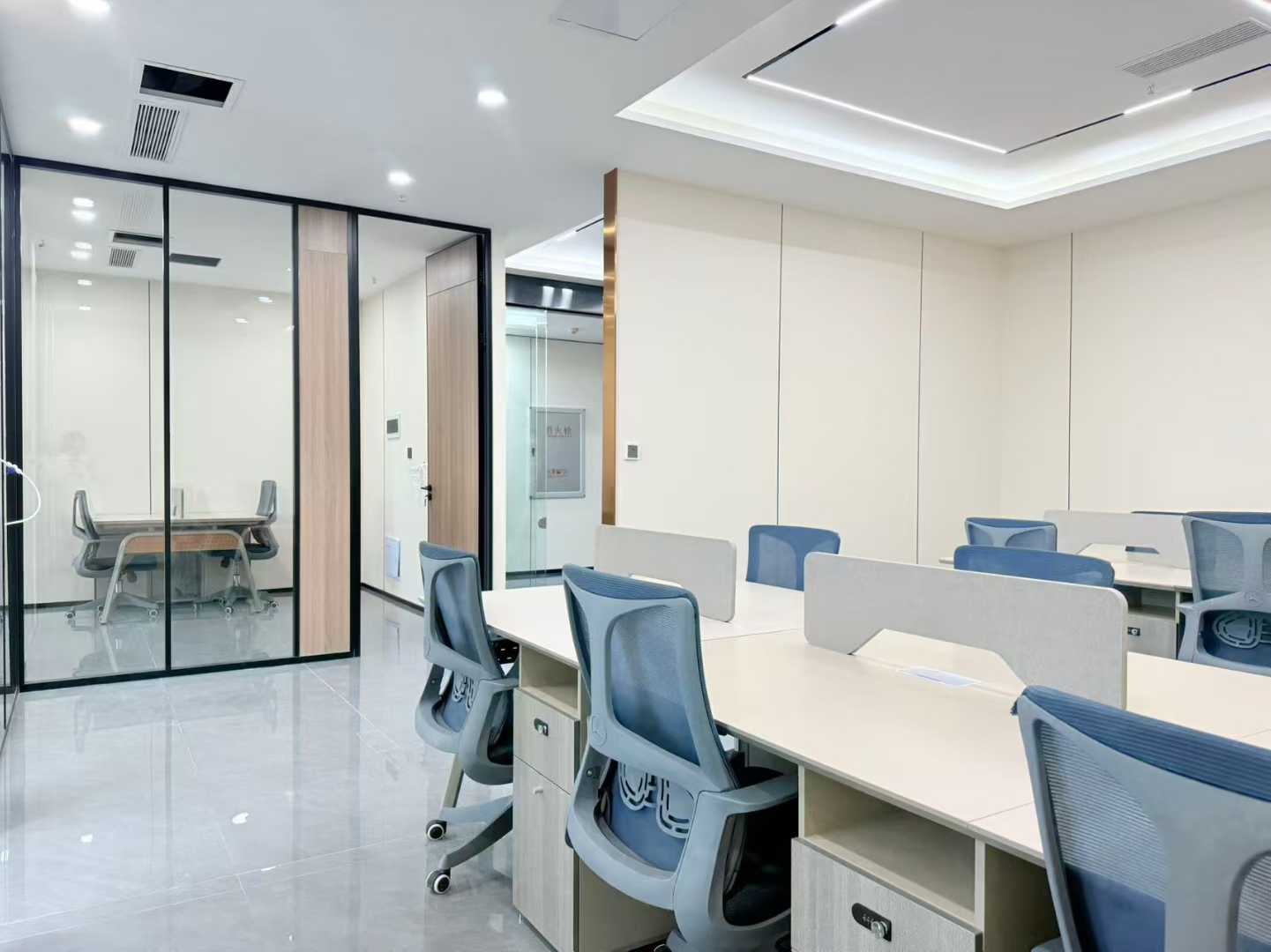 人民北路甲级写字楼 近地铁 147.7平 3隔间12工位 整层打造 电梯口 环境舒适 北成8号办公室出租