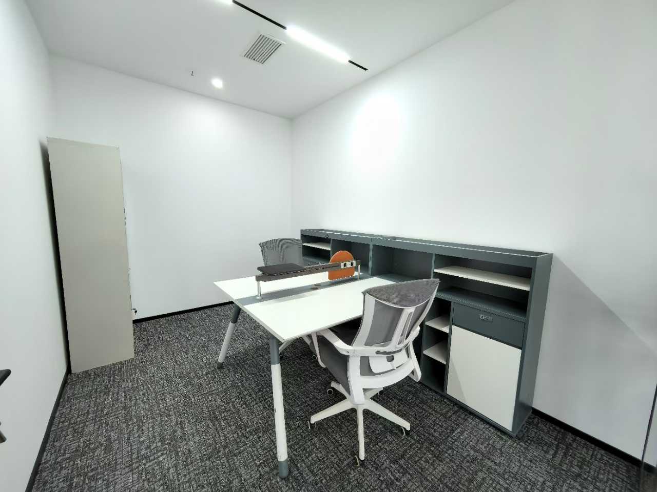 世纪城正对电梯口小户型 按套出租 3隔间18工位 报价含物业费 带家具可调整 蜀都中心办公室出租