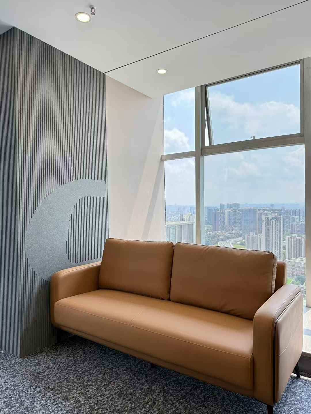 高新天府街甲级精装户型 288平 4隔间24工位 高区视野巴适 双面采光 形象墙带电子显示屏 香年广场办公室出租