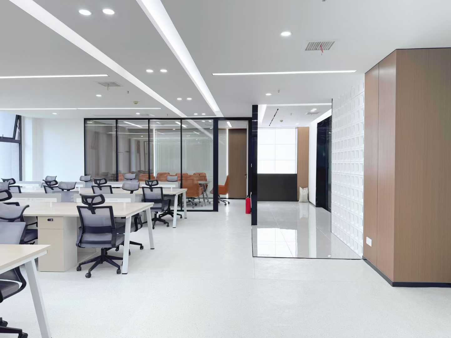 天府三街地铁口 侧对电梯 按套出租含物业费 4隔间30工位 拎包入住 新希望国际办公室出租