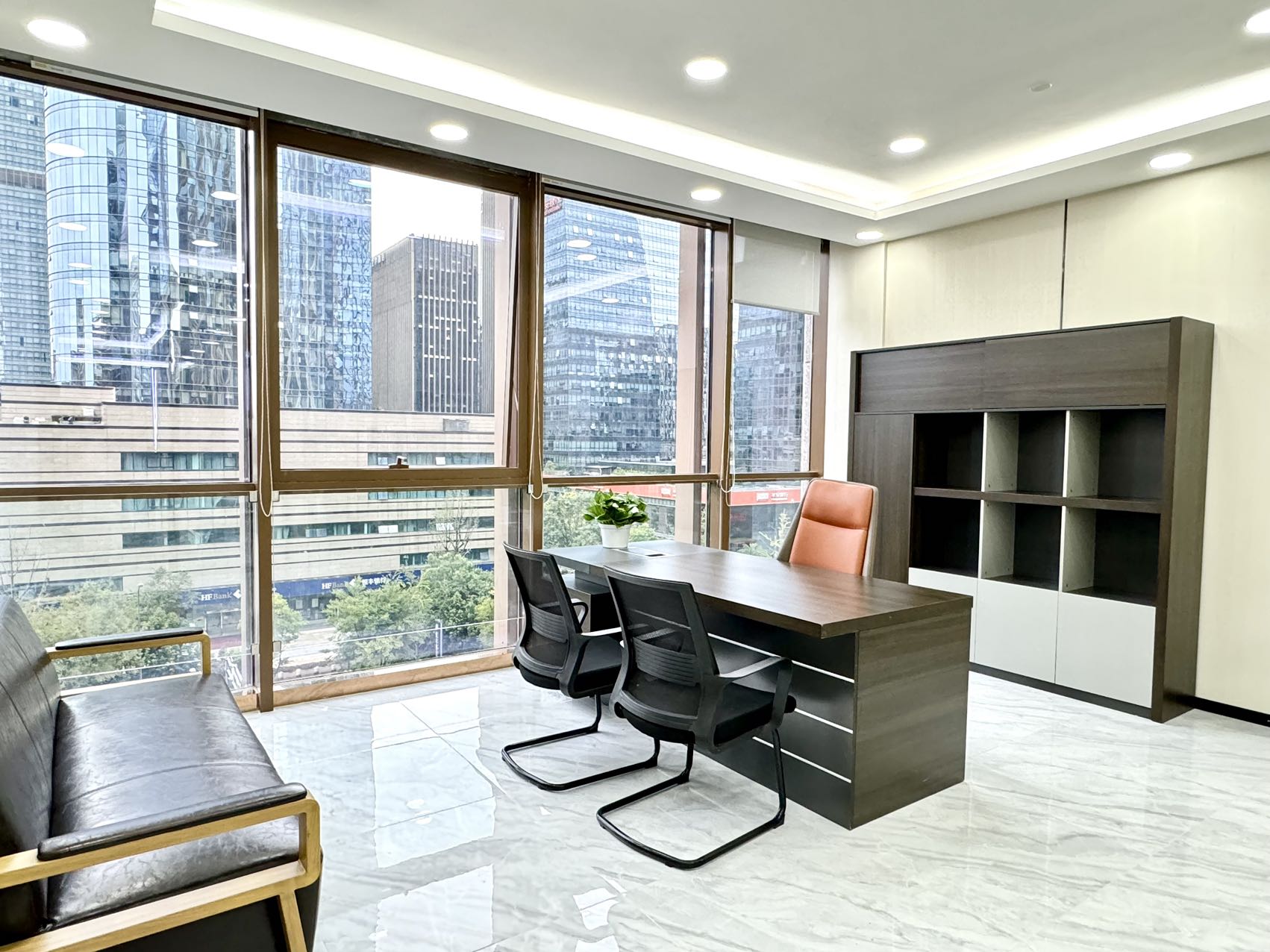 高新区1号线世纪城地铁口 323平方 5隔间34工位带2库房 低区双面采光 东南朝向 东方希望广场办公室出租