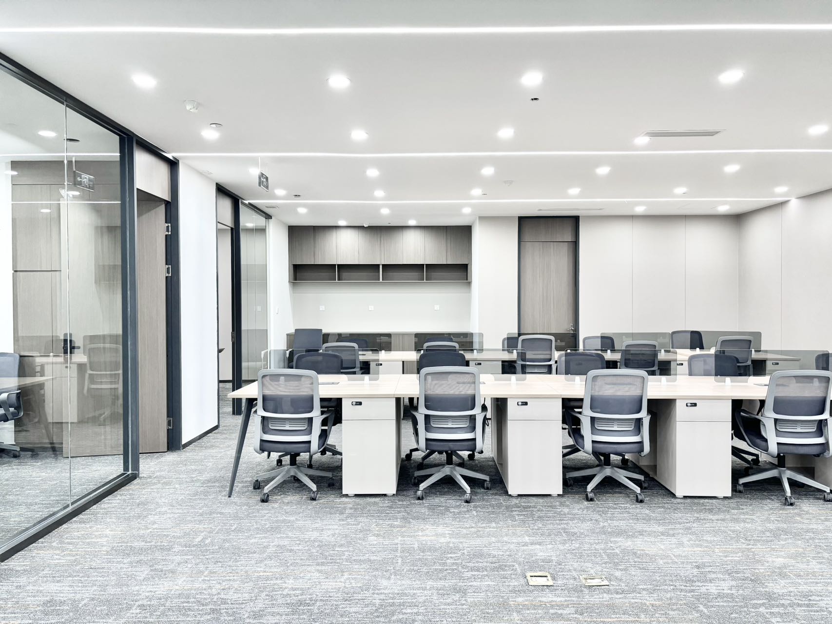 高新区核心地段世纪城地铁口 甲级楼宇 460平 7隔间50工位 电梯口双面采光 含物业费 东方希望天祥办公室出租