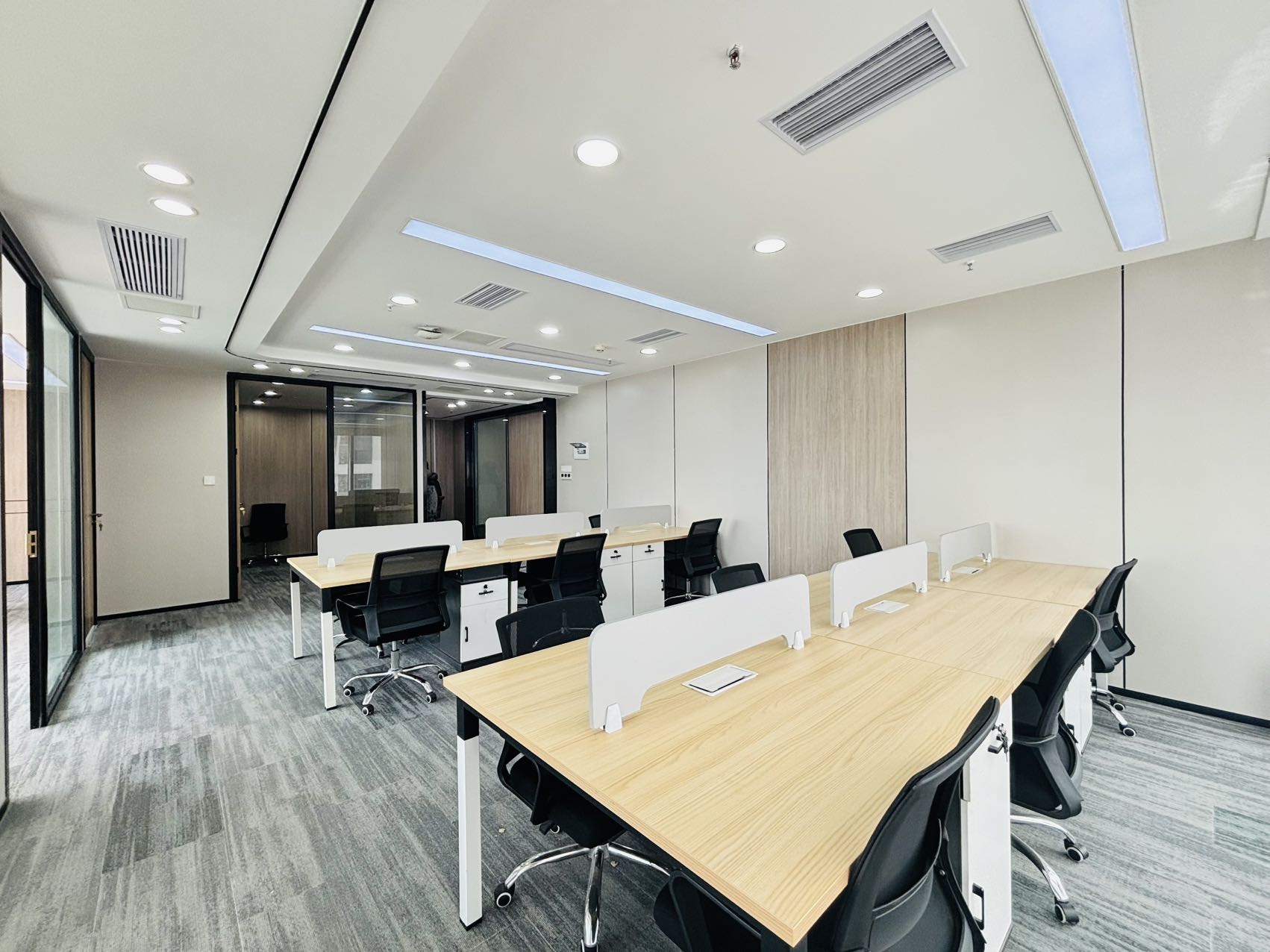 成都东站附近175平方 3隔间12工位 双面采光 24小时空调 双地铁交汇 交通方便  中环国际办公室出租