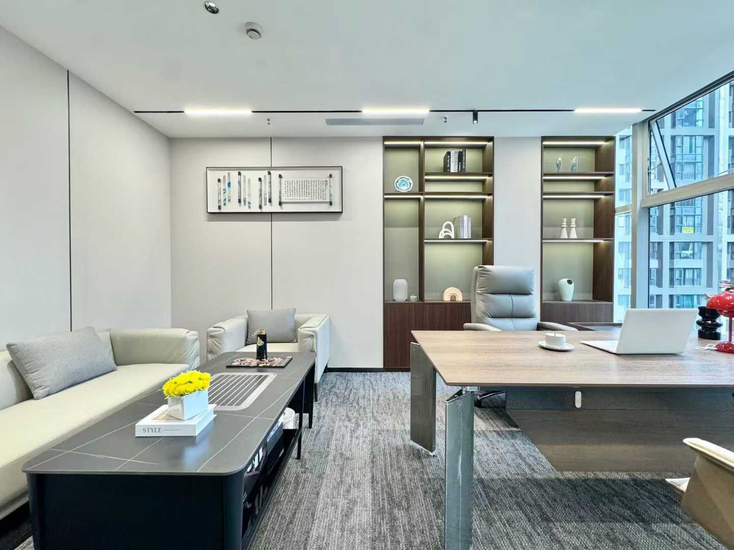 天府三街近地铁 低区大落地玻璃窗 电梯口 套租 5隔间28工位 精装带家具 装修新颖 香年广场办公室出租