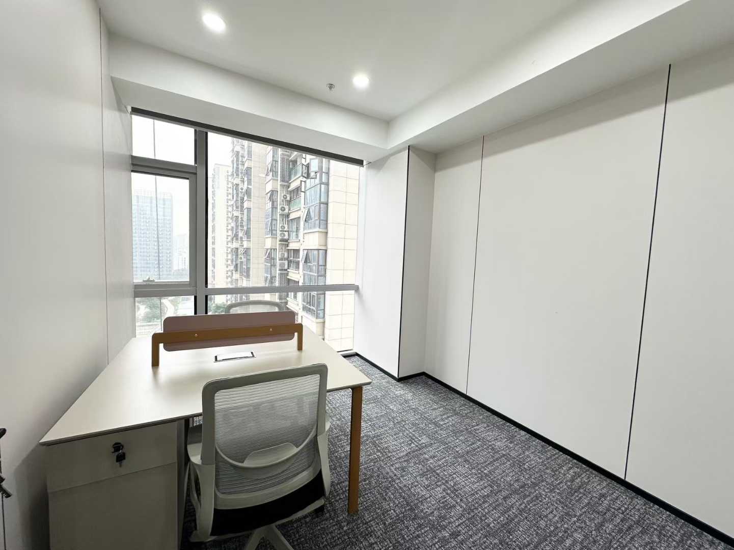 孵化园地铁口带24小时空调 物业含能耗 139平 3隔间12工位 视野开阔 带家具 嘉润国金中心办公室出租