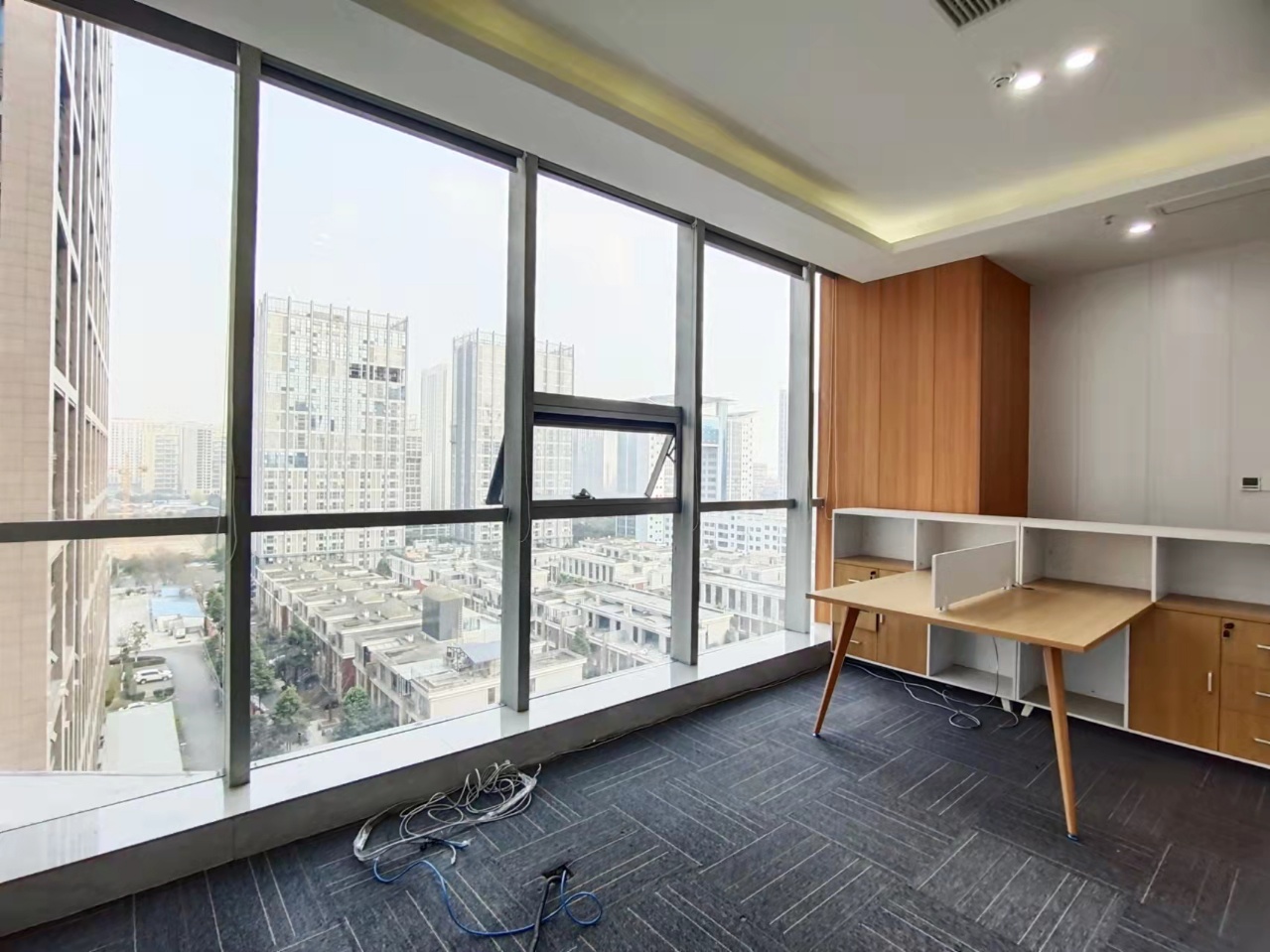 成华区龙潭市呈祥国际大厦精装331平办公室 全新装修带家具 户型方正 采光好