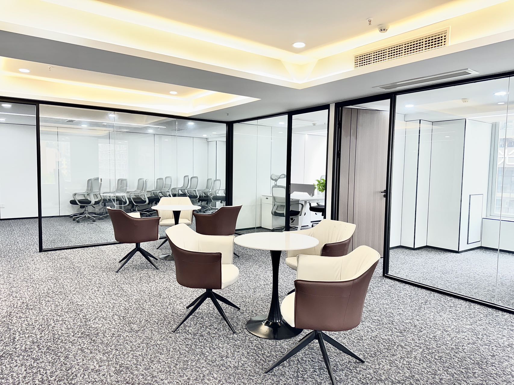 红牌楼新楼盘 344平 6隔间8工位带超大会议室 适合接待用房 电梯口 双面采光 鼎冠中心办公室出租