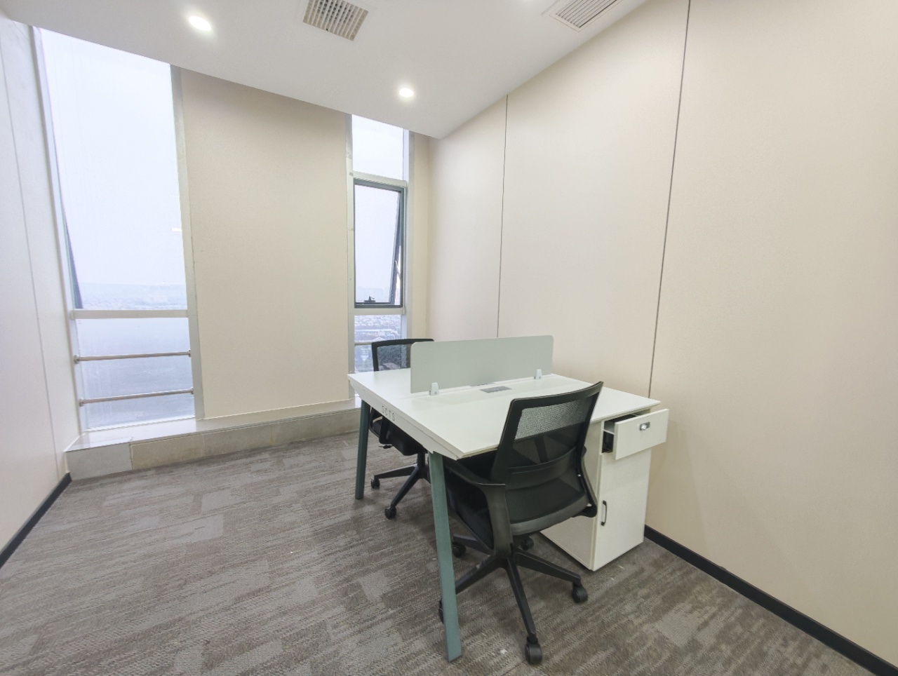 青羊区青羊宫地铁口 235.85平方 4隔间24工位 双面采光 整层打造 户型方正 西南朝向 浣花香大厦办公室出租