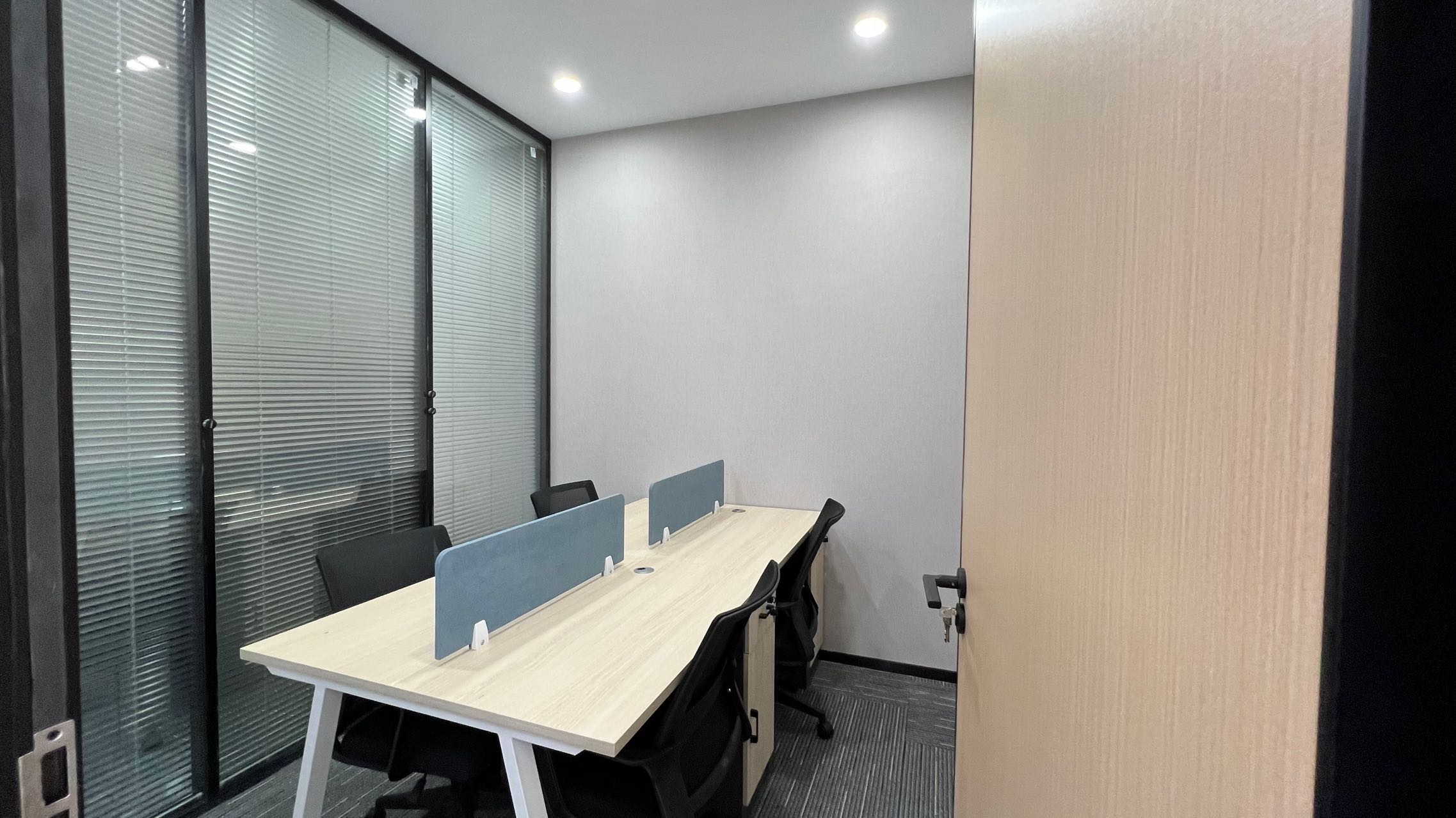 市中心地铁口 东门大桥地铁口 3隔间12工位 按套出租含物业费 带家具 时代1号办公室出租