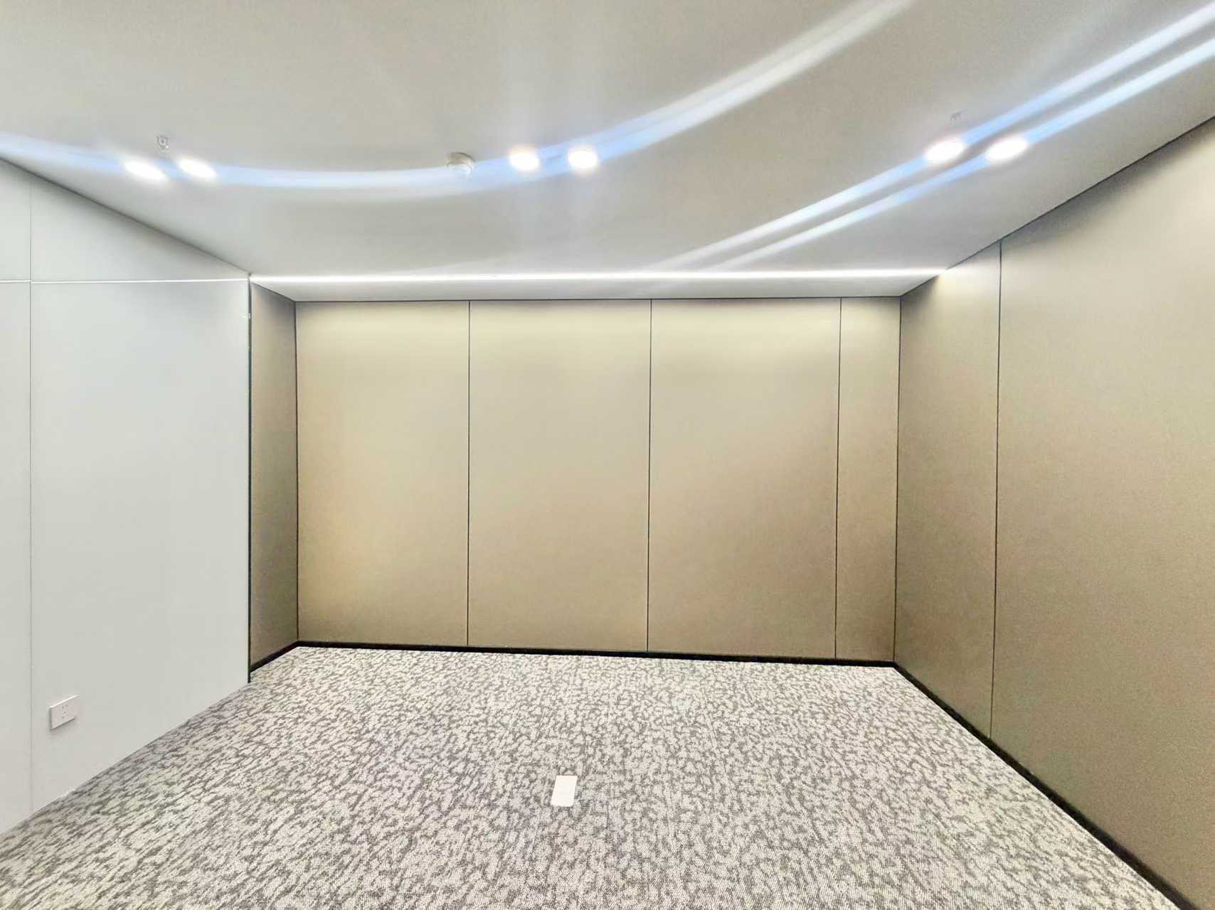 锦江区金石路地铁口 6隔间30工位 东南朝向 按套出租含物业费 精装带家具 中加国际办公室出租