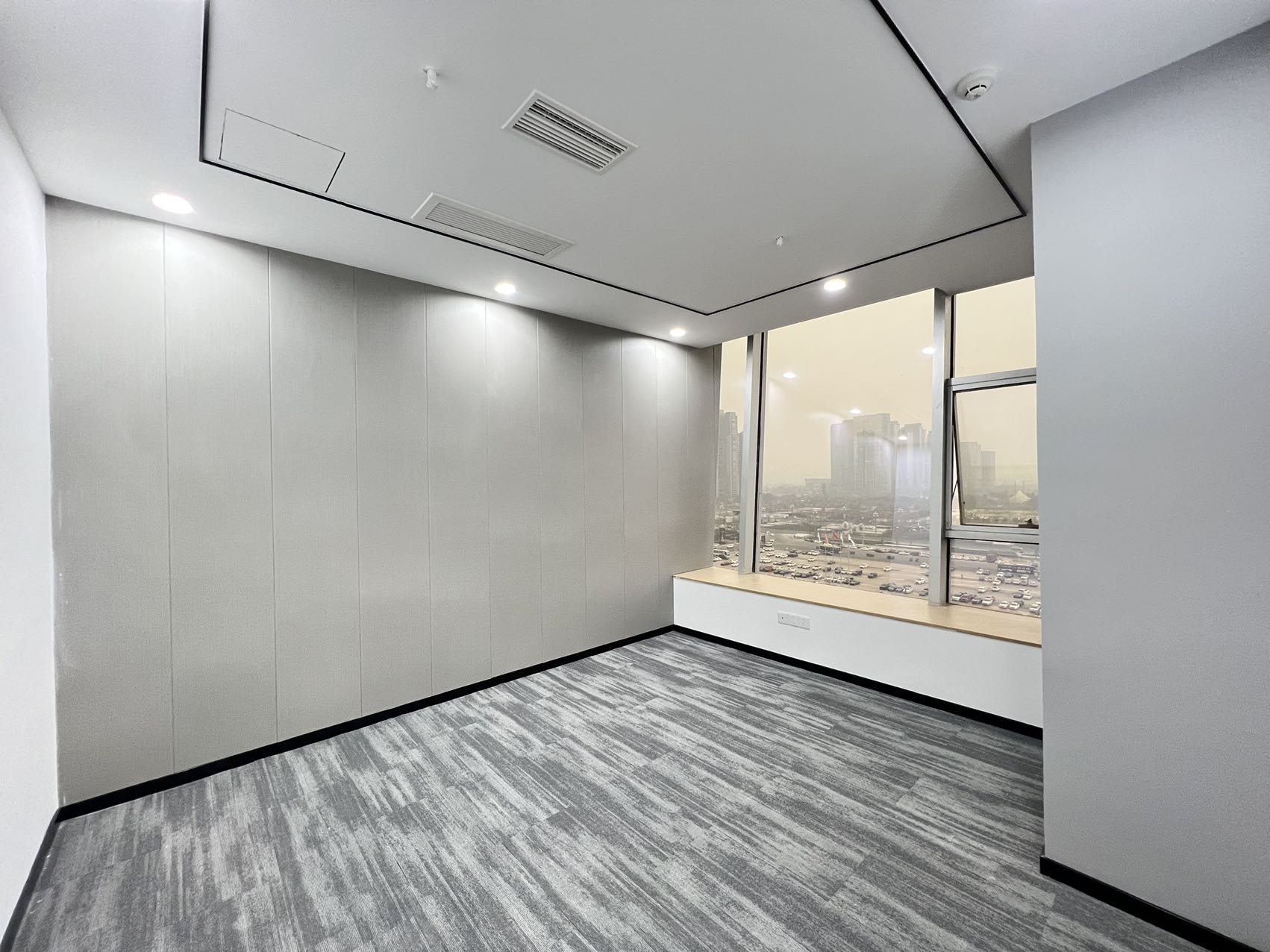 亚洲第一单体建筑环球中心 地铁口区（E区）套租 5隔间16工位 朝外视野巴适 配套丰富 含物业费 环球中心办公室出租