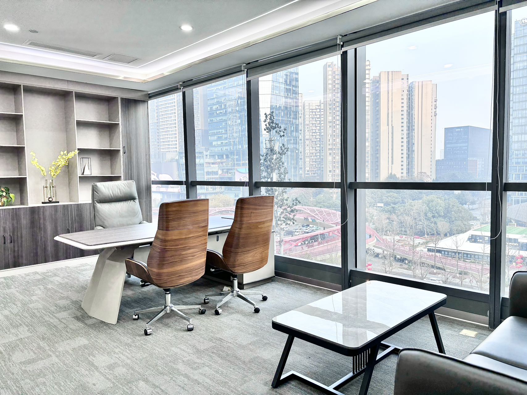 金融城双面采光优质户型 服务面积370平 6隔间36工位 近地铁 视野无遮挡 含物业费 东方希望中心办公室出租|高新区写字楼|高新区办公室|租小团