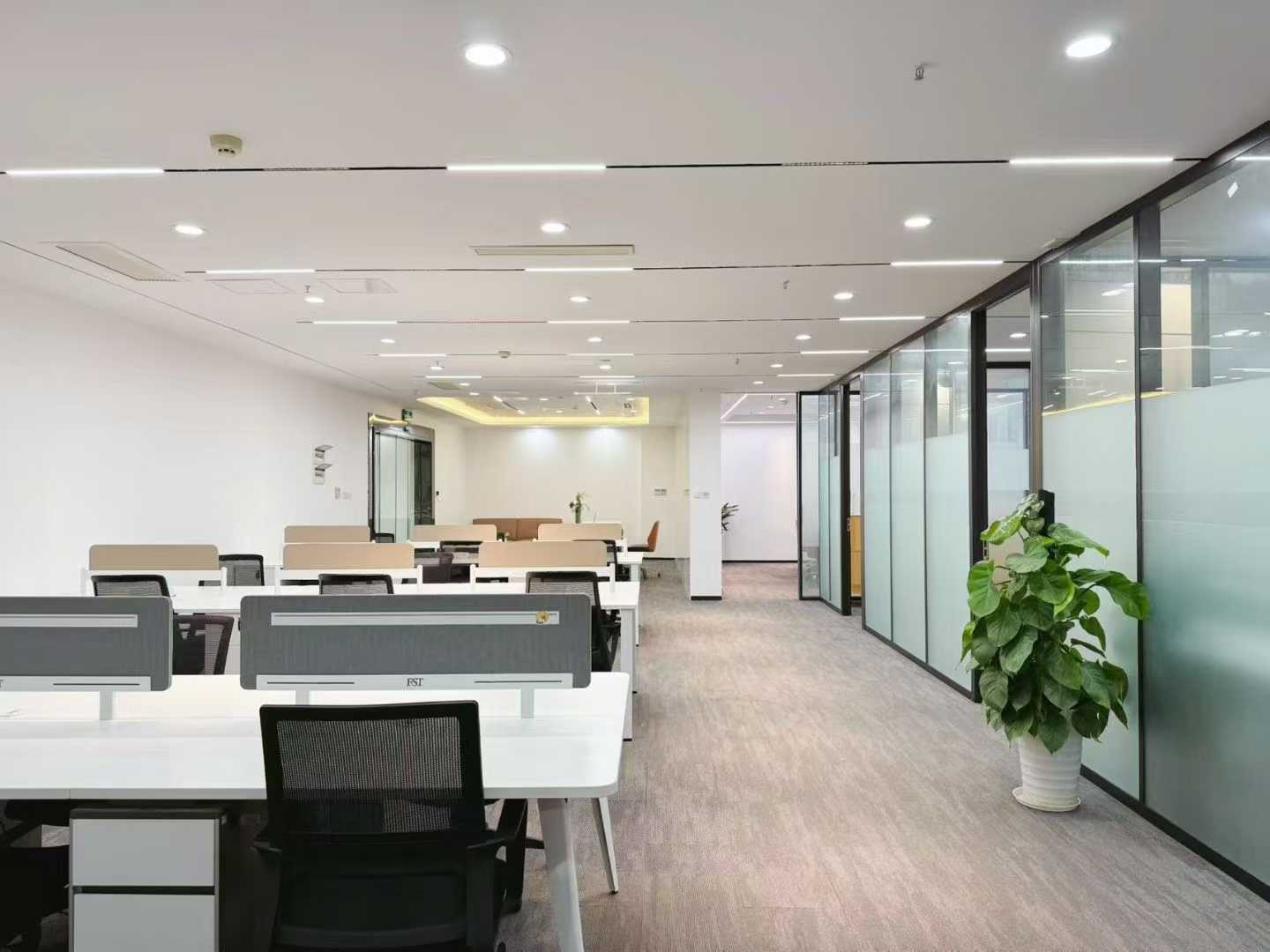 天府三街超甲24小时空调楼宇 朝南双面采光 电梯口 402平 5隔间41工位 精装带家具 节能大厦办公室出租