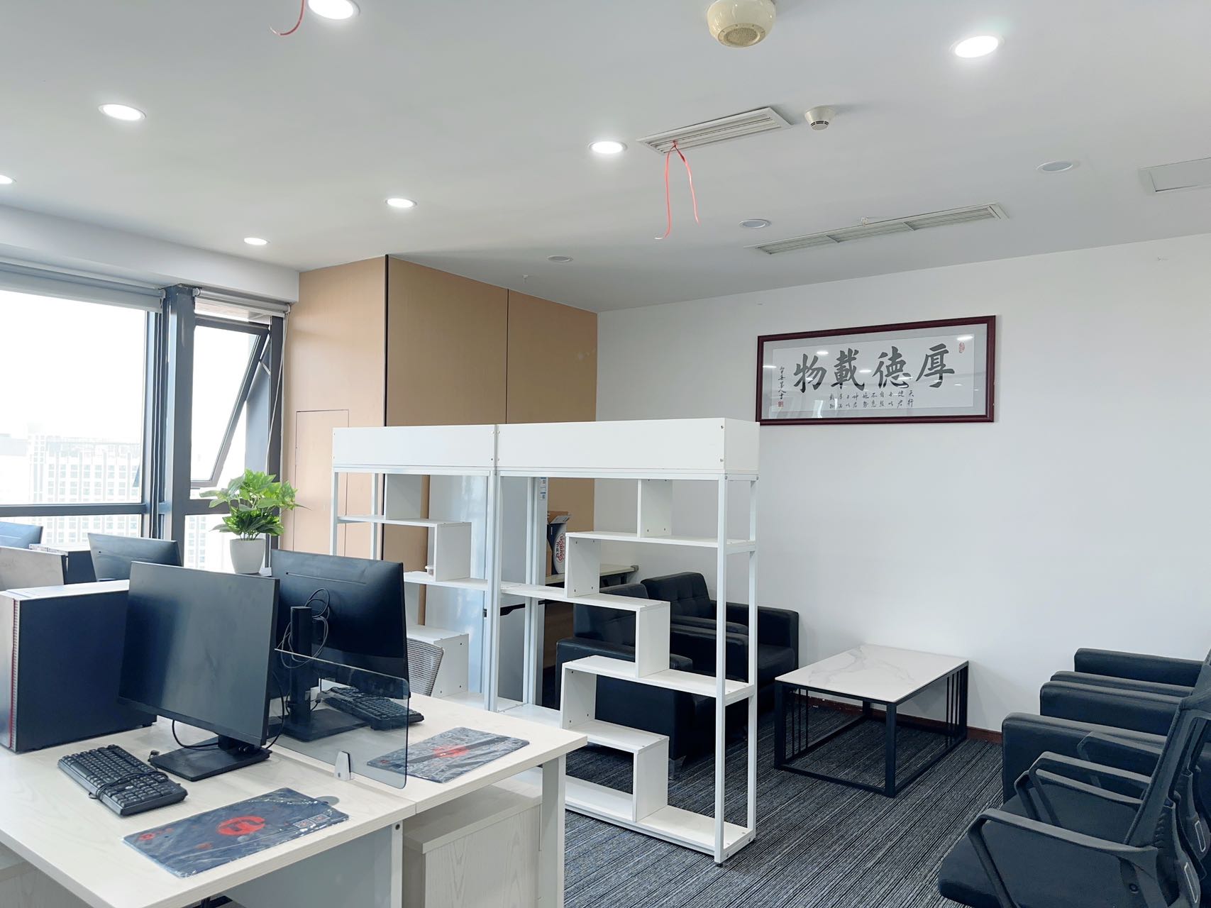 天府一街精装小户型 按套出租 2隔间12工位 7000含物业费 24小时空调 报价含物业费 大气前台 智地哥谭办公室出租