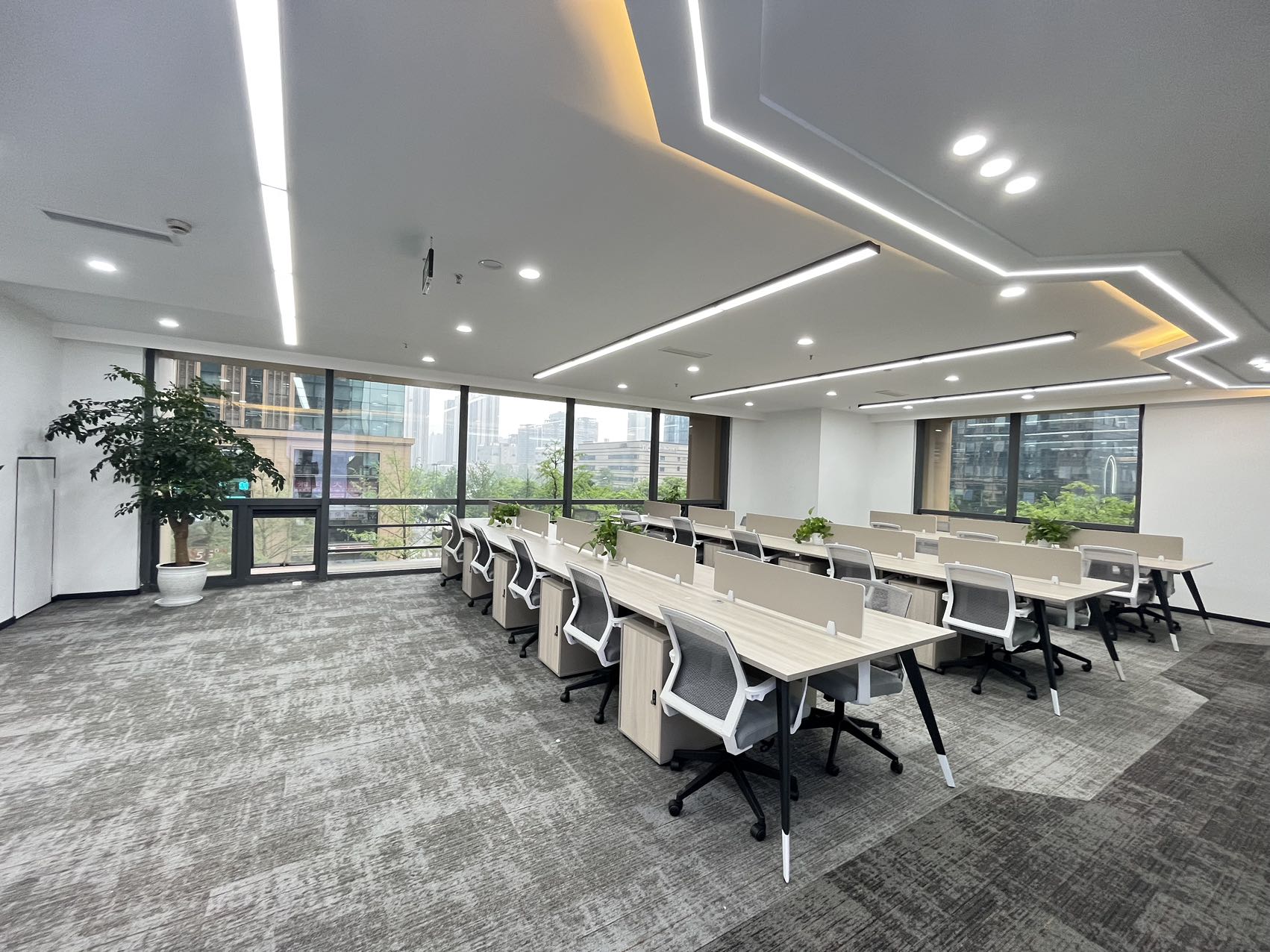 天府一街双面采光 前台星空顶时尚引领 按套出租 双面采光 5隔间40工位 近地铁 含家具 蜀都中心办公室出租