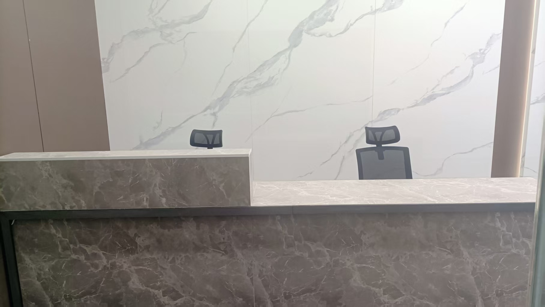 高新地铁三四百米 精装户型 价格含物业费 4隔间40工位 户型方正 中航城市广场办公室出租