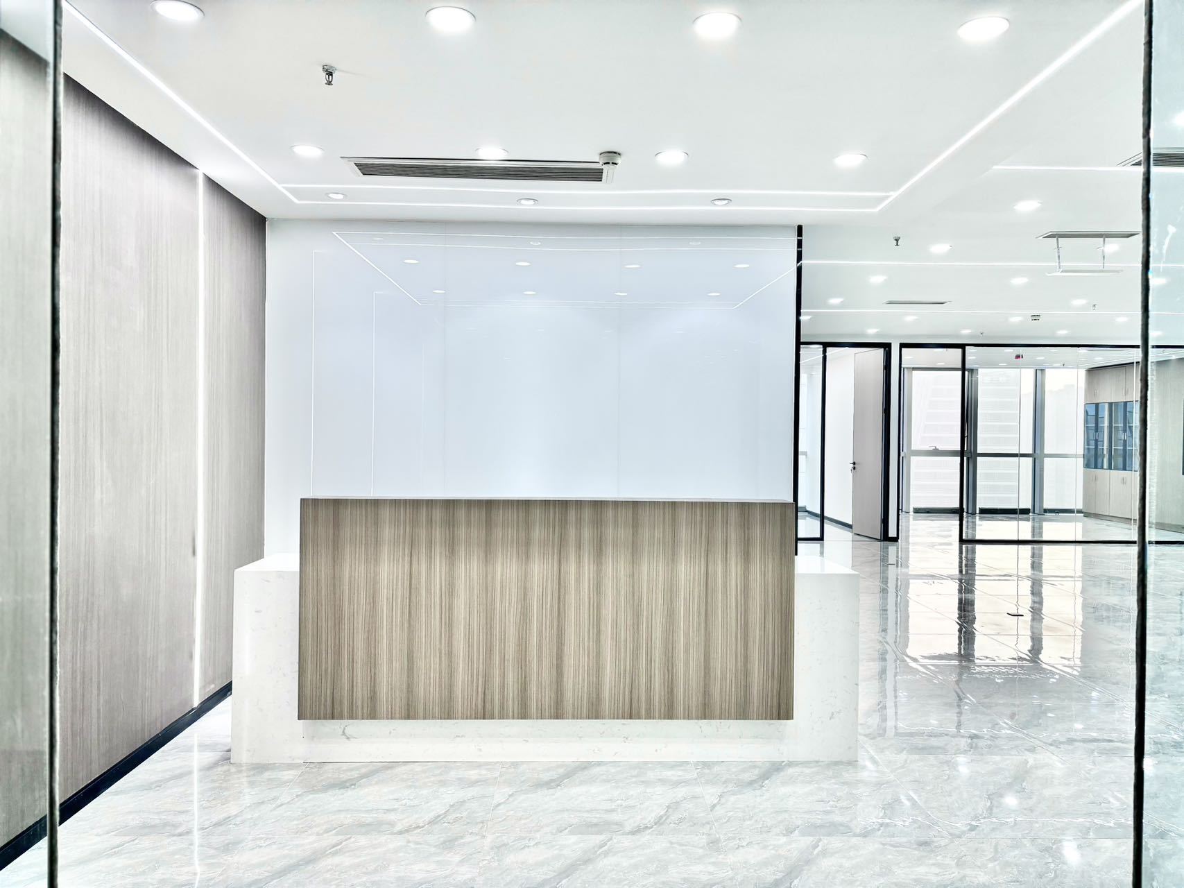 1号线高新地铁四五百米 265平方 4隔间36工位 大落地窗 含物业费 近电梯口 方正 中航城市广场办公室出租