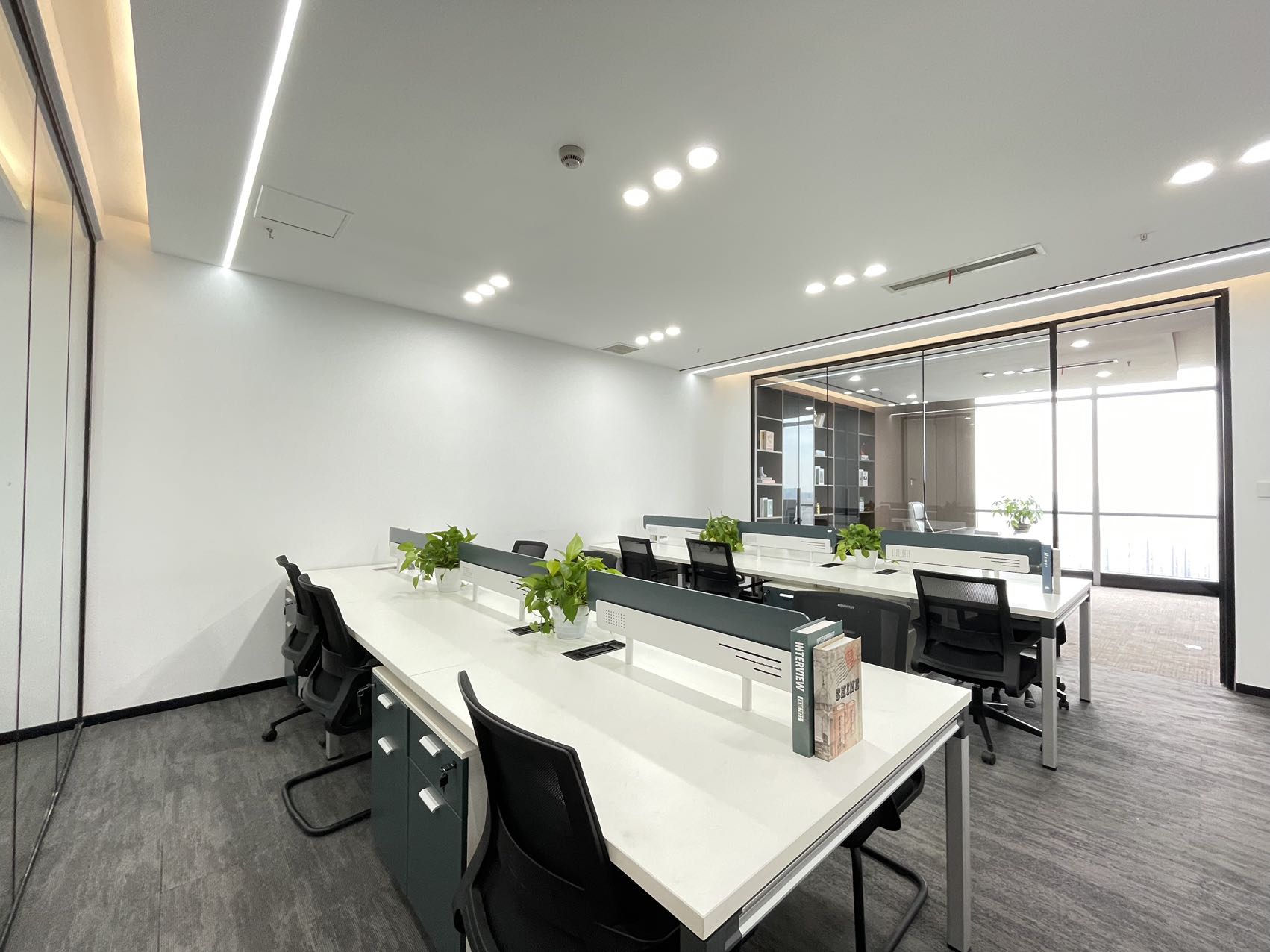 锦江区2号线洪河地铁两三百米 118平稀缺小面积 2隔间12工位 视野巴适 老板间大 绿地468锦峰办公室出租