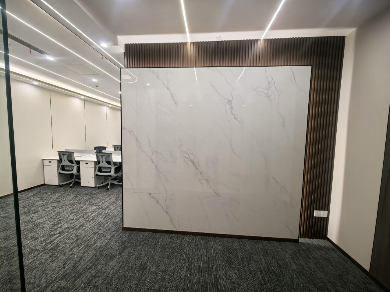 高新区世纪城地铁口精装创业小户型 100平 3隔间12工位 带家具 含物业费 东方希望天祥办公室出租