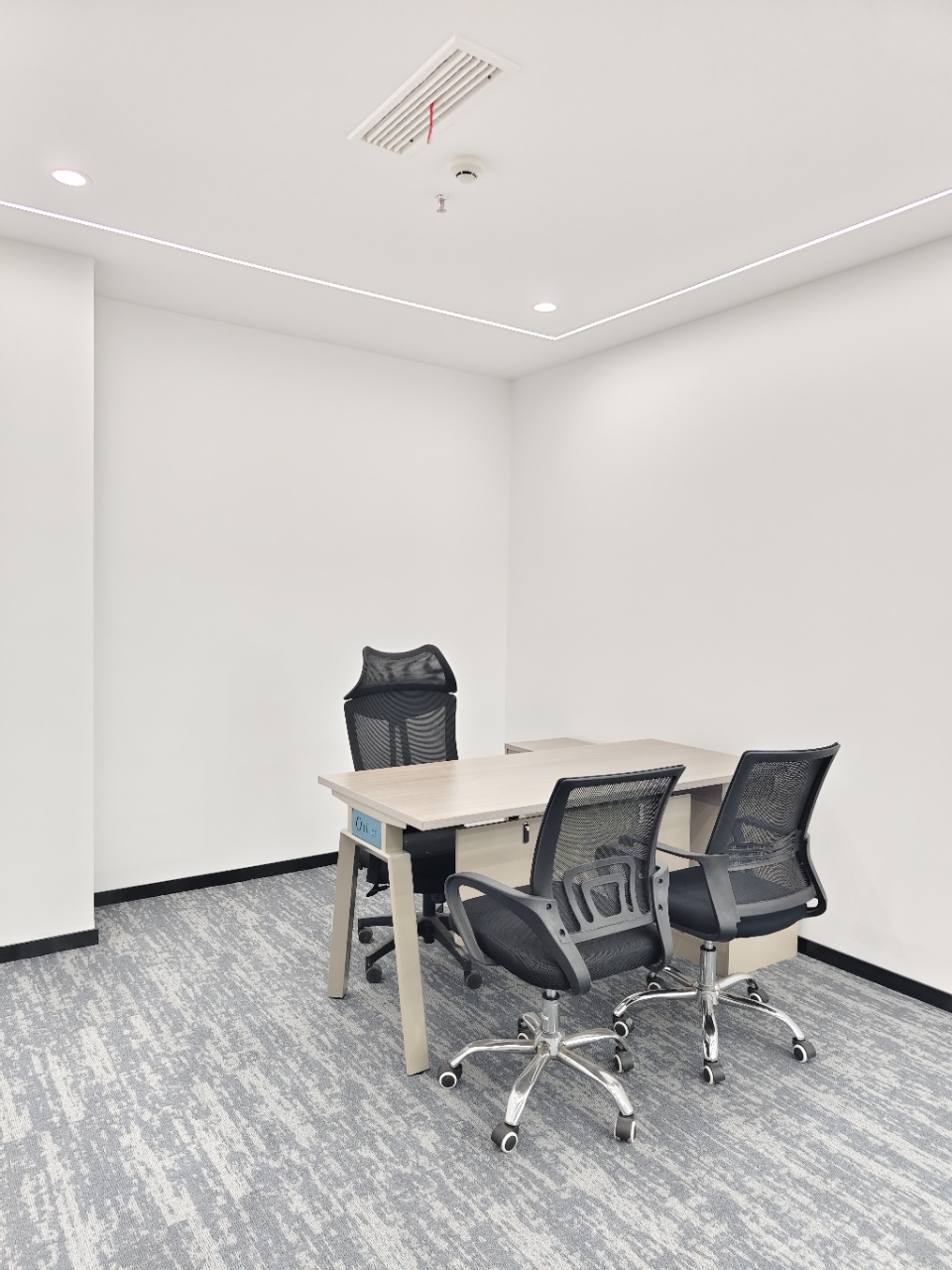 天府三街地铁口24小时空调楼盘 按套出租 5隔间30工位 双面采光老板间视野巴适 新希望国际办公室出租