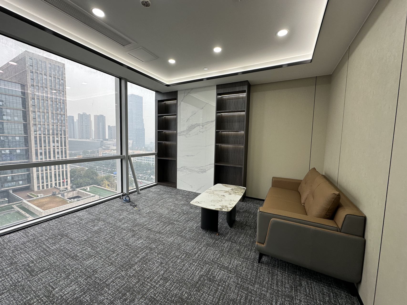 高新区孵化园地铁口 163平 3隔间12工位 24小时空调 物业含空调能耗 大会议室 嘉润国际中心办公室出租