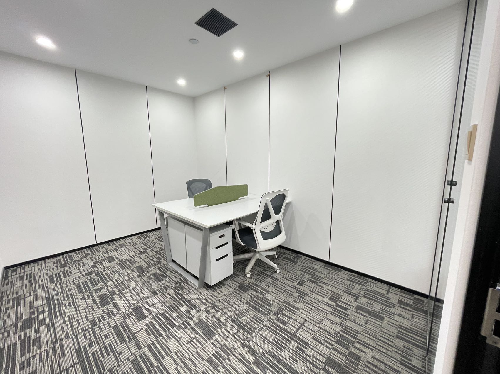 世纪城地铁四五百米 167平方 3隔间14工位 带10人会议室 精装带家具 首东置业办公室出租