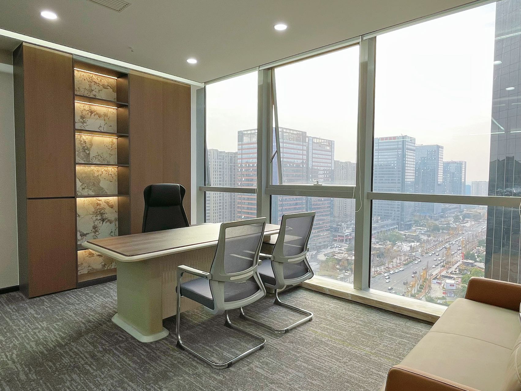 金融城无加时费优质楼盘 285平方 6隔间24工位 利用率高 视野巴适 大老板间 誉峰M3办公室出租