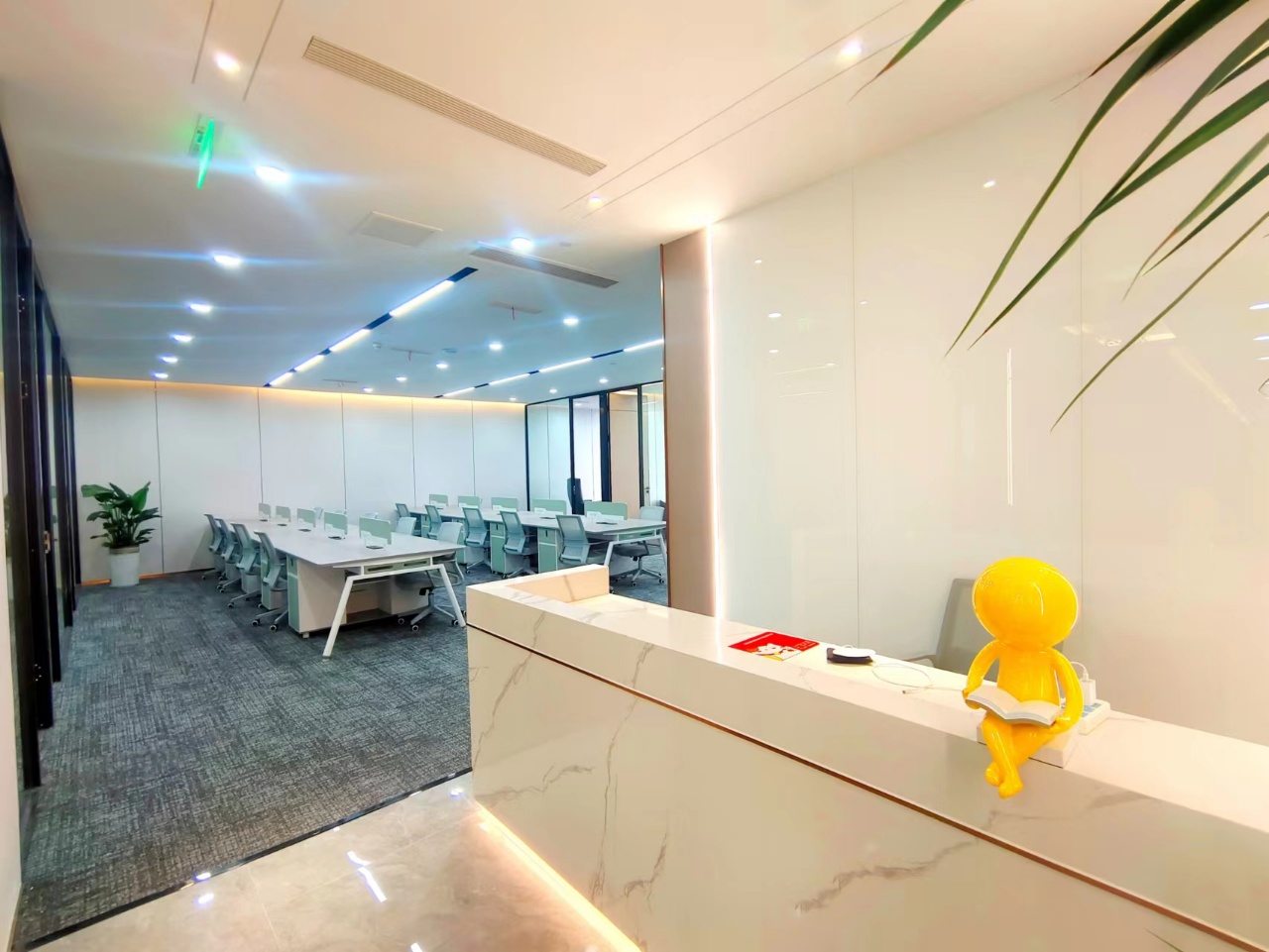 成华区东郊记忆地铁口 视野巴适 280平方 6隔间24工位 户型方正 无加时费 万科天荟办公室出租