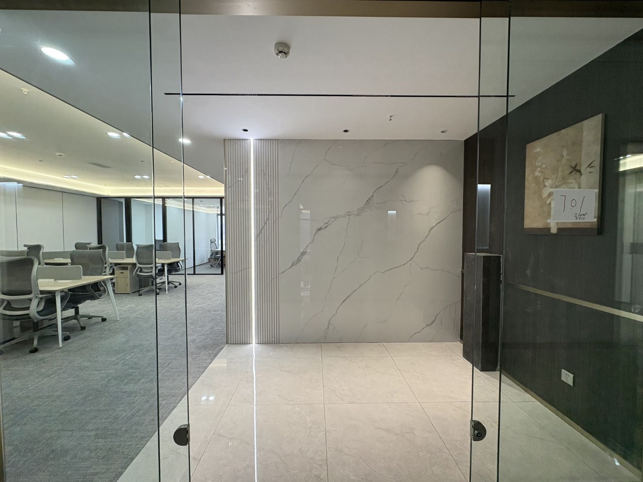 锦江区金石路附近 精装220平4隔间16工位 大小面积都有 物业含空调能耗 世纪广场办公室出租