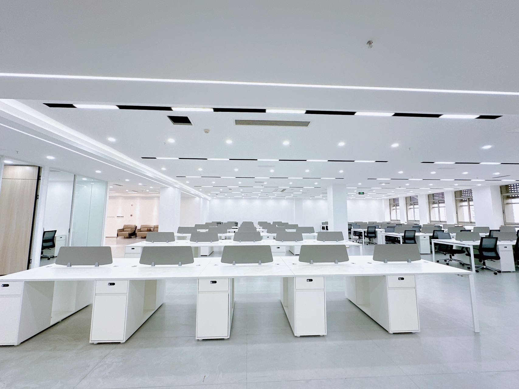 天府三街地铁口软件园B5精装大面积 140-150工位+6个隔间 精装带家具 户型方正 停车收费便宜 软件园办公室出租