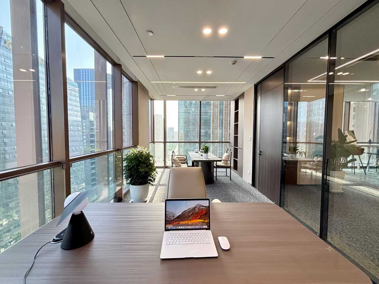 世纪城地铁口甲级楼宇 418平方 5隔间43工位 带大老板间 视野非常安逸 电梯口 东方希望天祥办公室出租