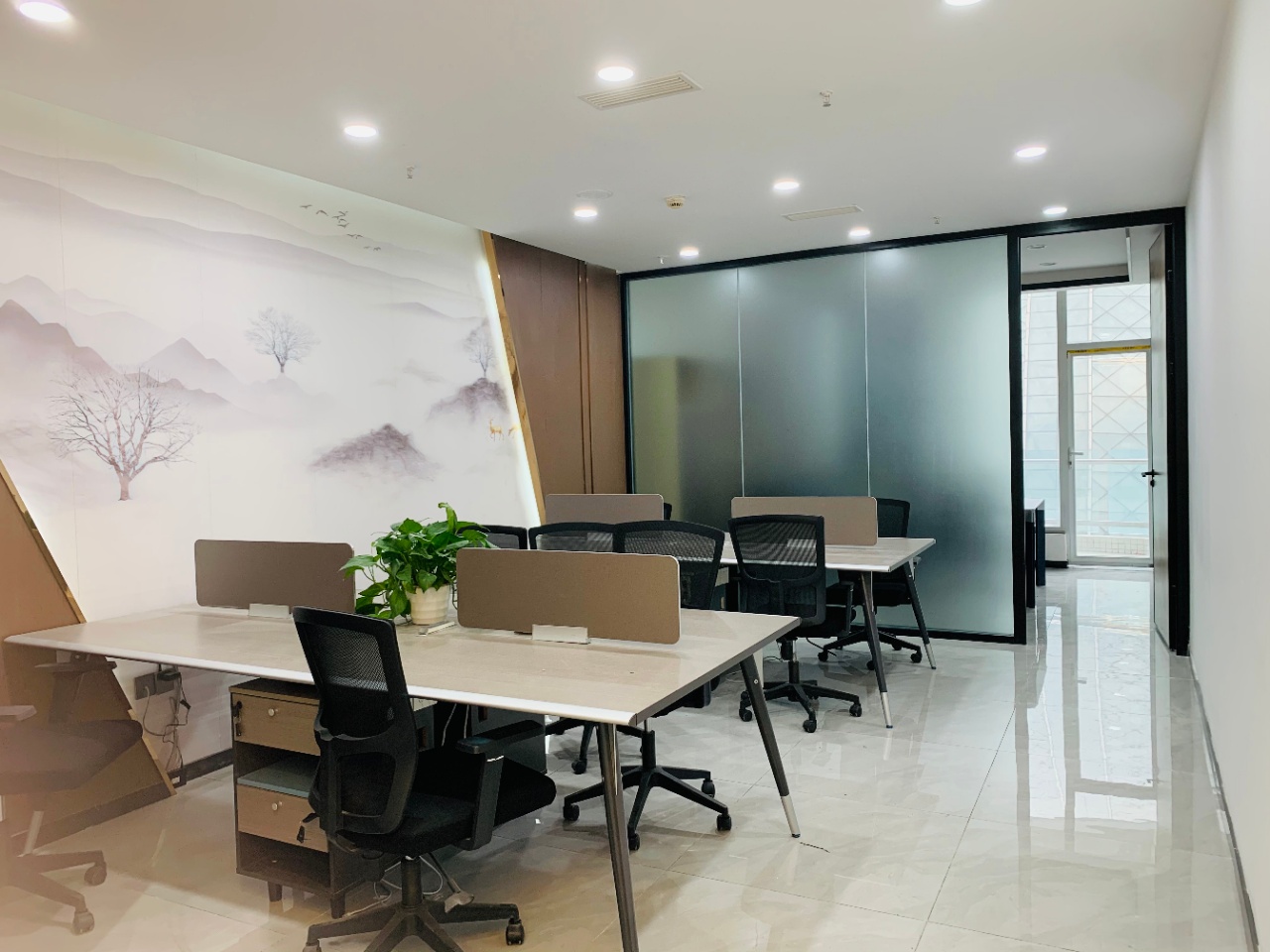 高新区新世纪环球中心小面积办公室精装带家具含物业出租 采光好价格低