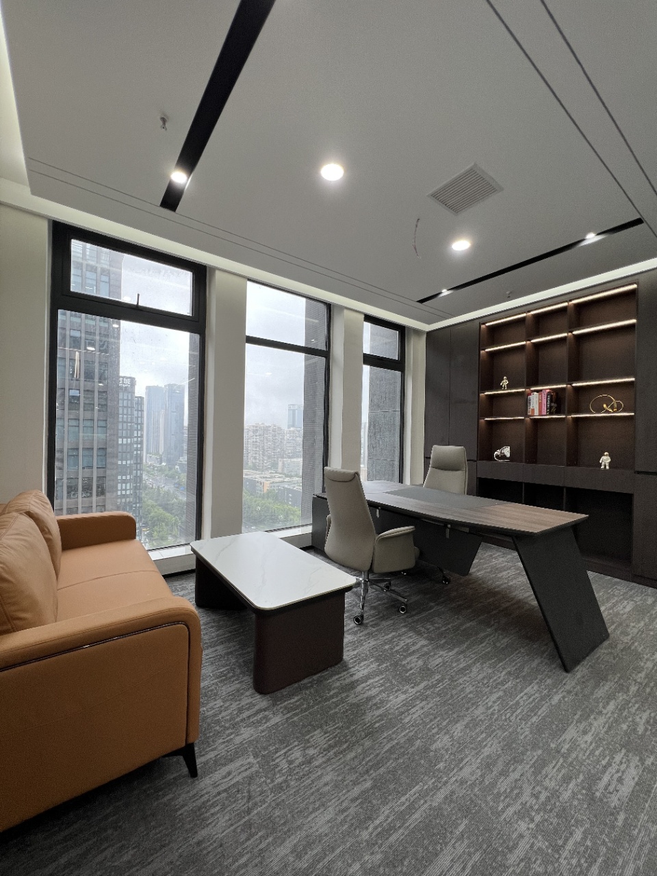 天府三街地铁口 24小时空调楼盘 225平方 4隔间24工位 正对电梯口 户型方正 新希望国际办公室出租