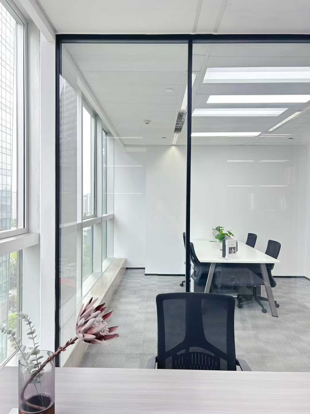 天府三街超甲稀缺小户型3隔间6工位 6900元含物业费 先到先得 希顿国际广场办公室出租