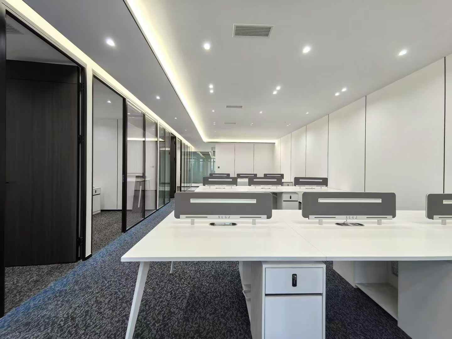 天府三街地铁口无加时费楼盘 197平 5隔间18工位 带会议室 报价含物费带家具 新希望国际办公室出租