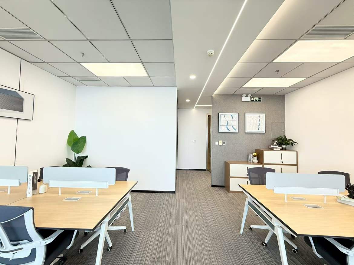 市中心东门大桥地铁口 紧邻春熙路 精品小面积3 隔间12工位 精装带家具 高区看河 时代8号办公室出租