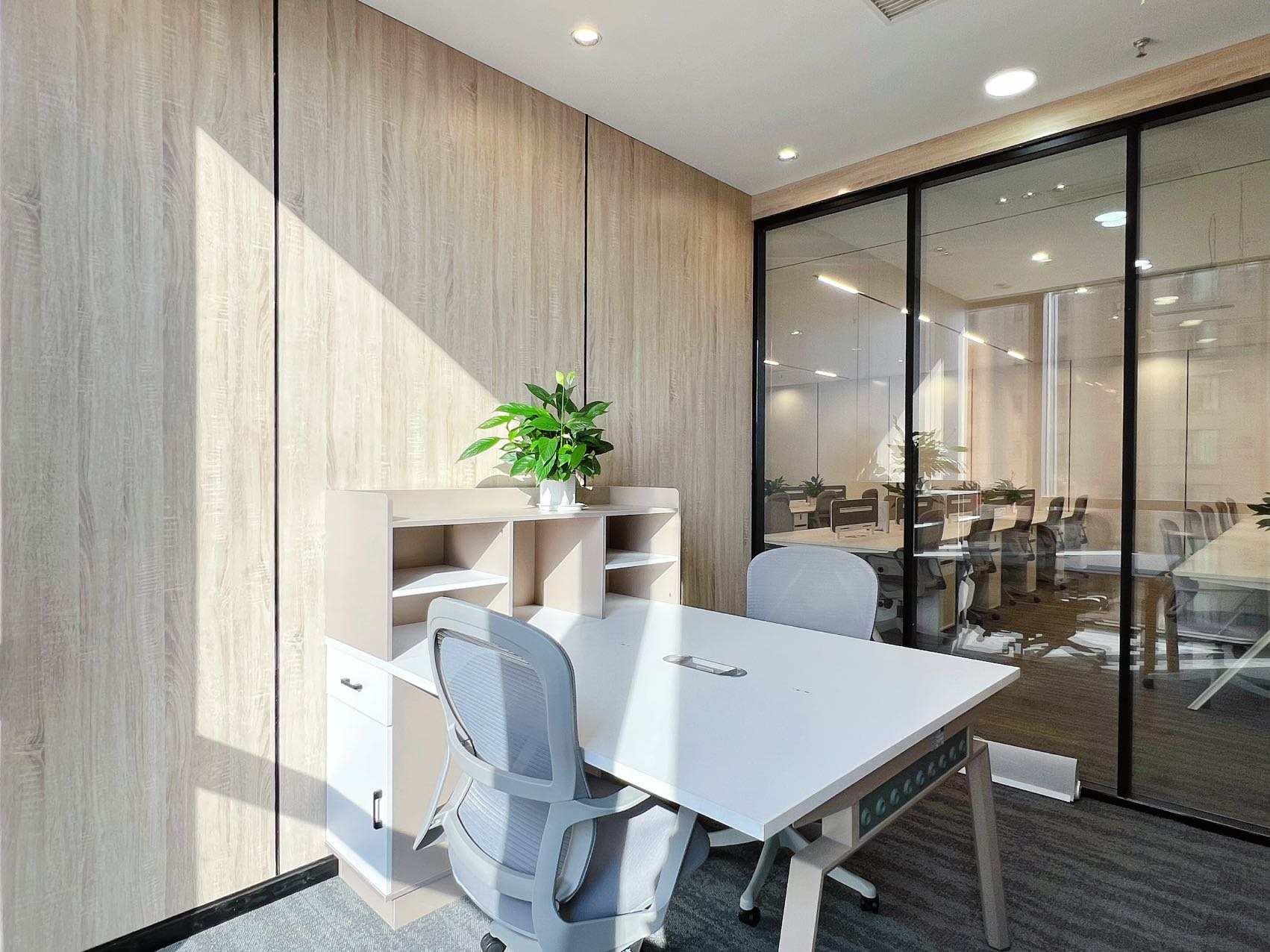 孵化园甲级楼盘 252平方电梯口户型 4隔间30工位 近地铁 地铁三线交汇 阳光金融中心办公室出租