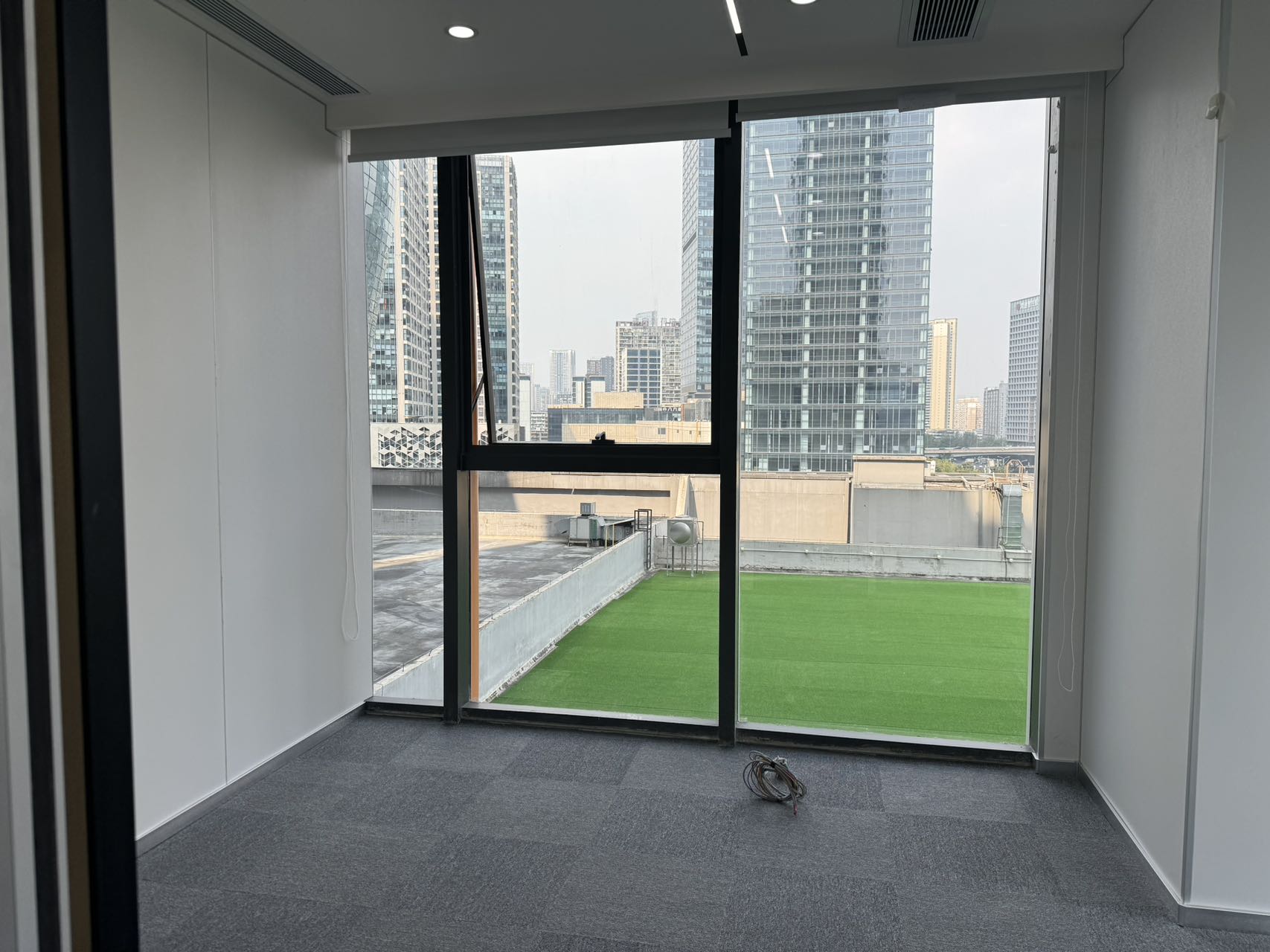 东大路无加时费楼盘 140平 3隔间12工位 报价13800元含物业费 双面采光 环球蔚然中心办公室出租